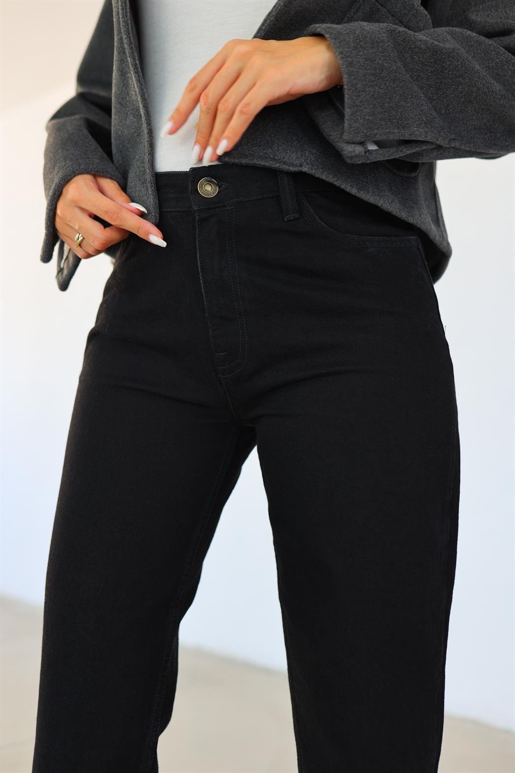 Kesik Paça Siyah Momfit Jean