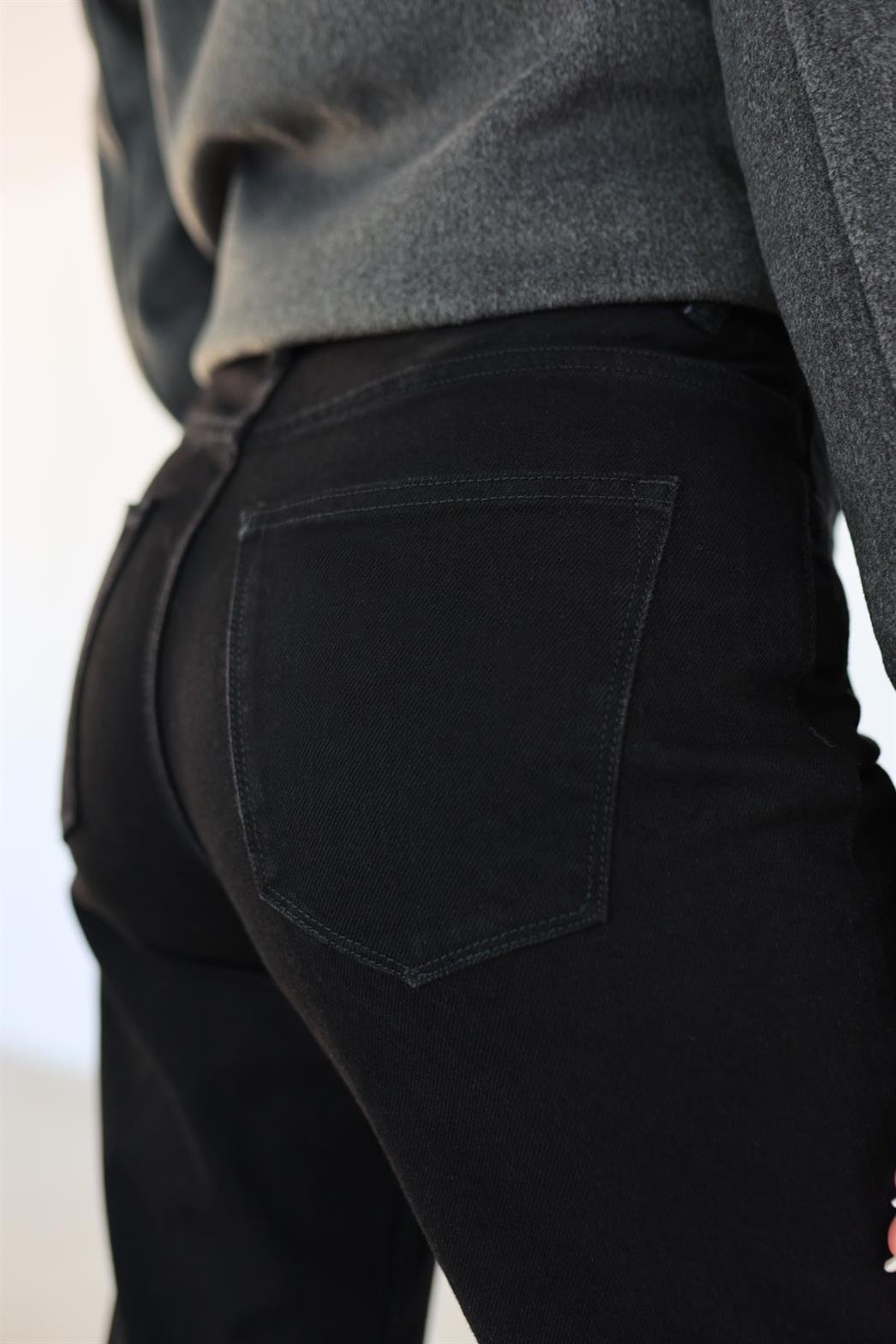 Kesik Paça Siyah Momfit Jean