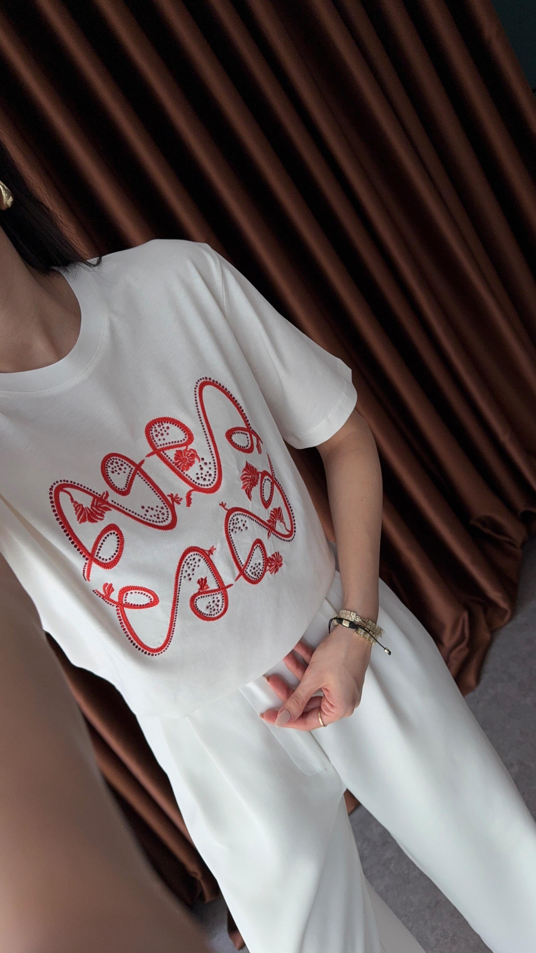 Kırmızı Nakışlı Tshirt