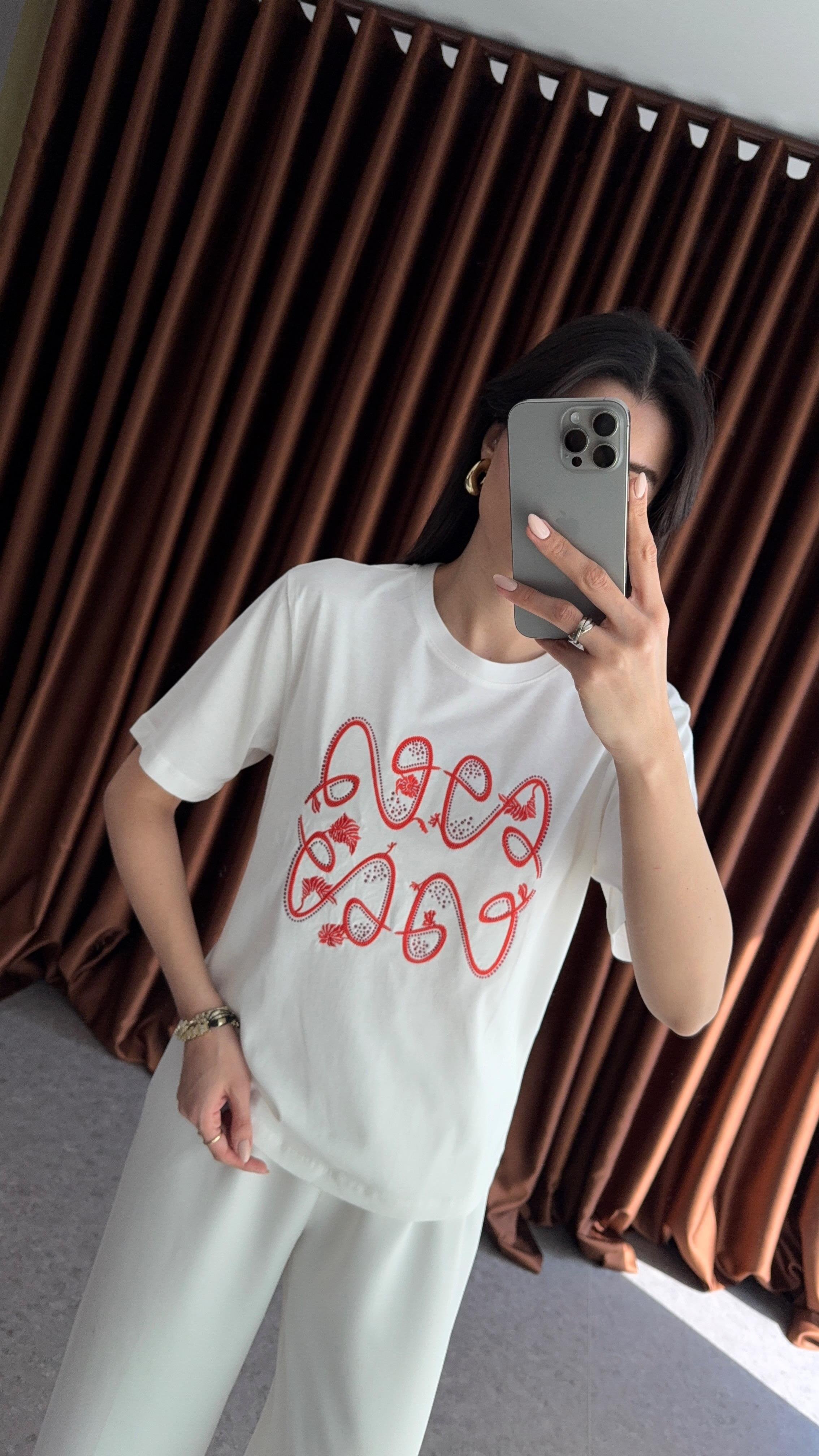 Kırmızı Nakışlı Tshirt