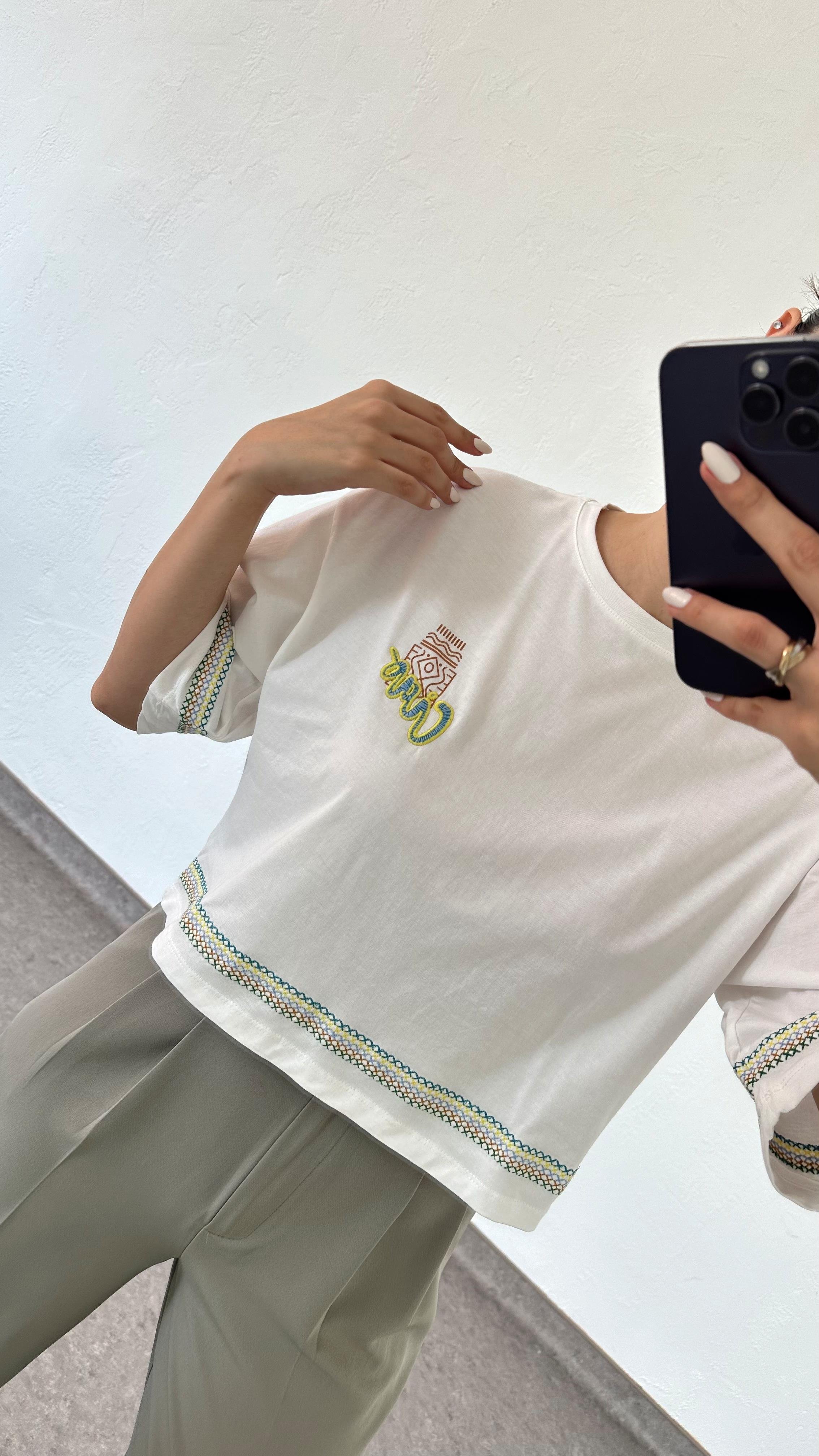 Kol Nakışlı Ekru Tshirt