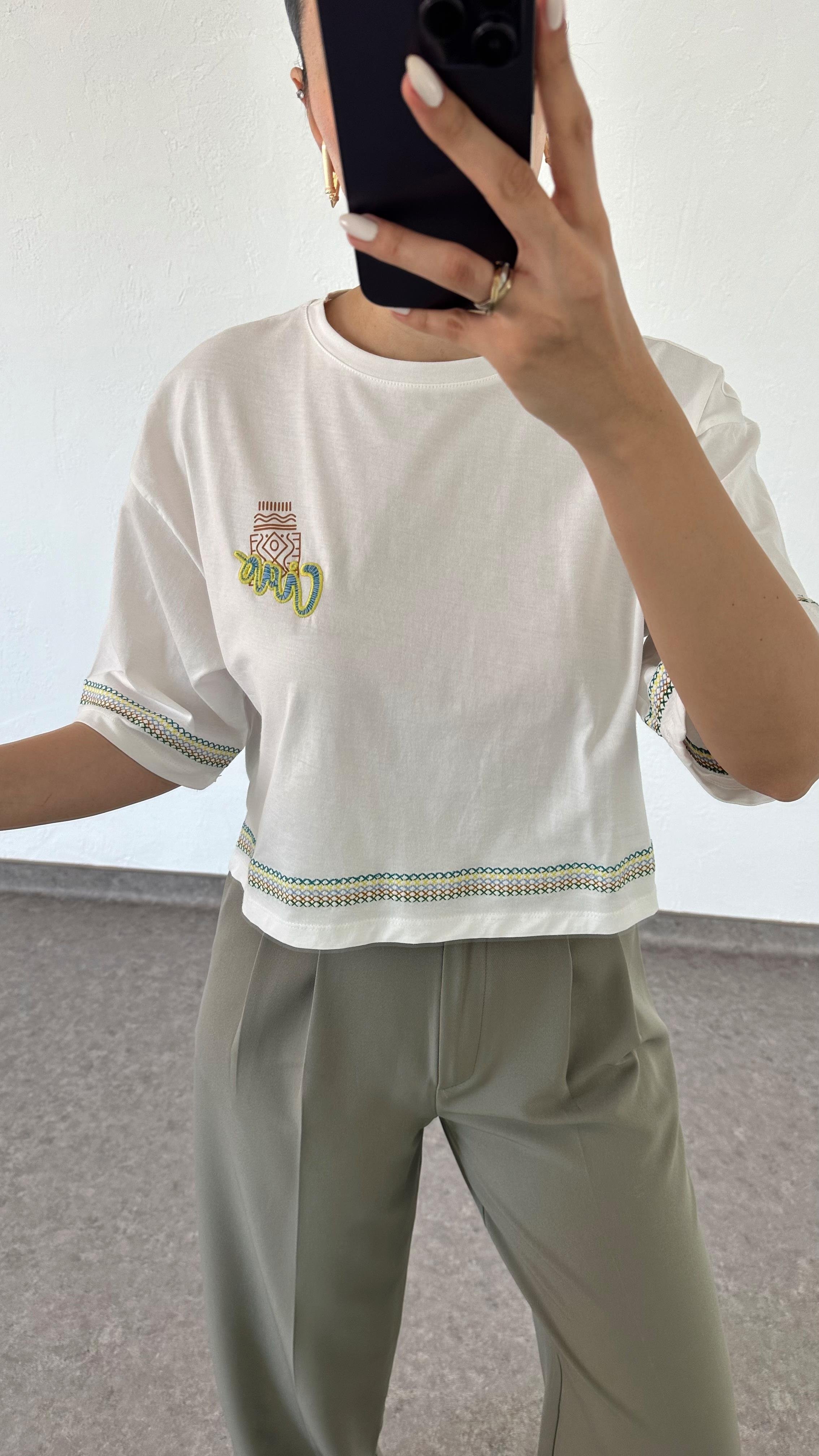 Kol Nakışlı Ekru Tshirt