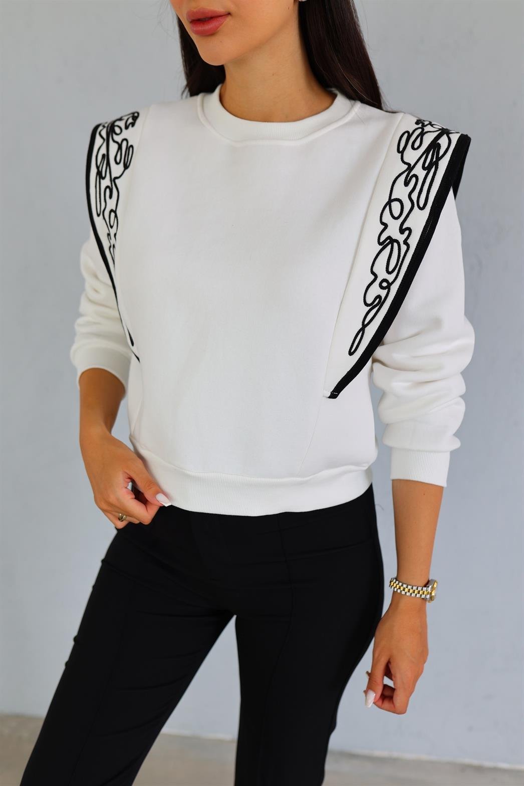 Kontrast Nakışlı Beyaz Sweat