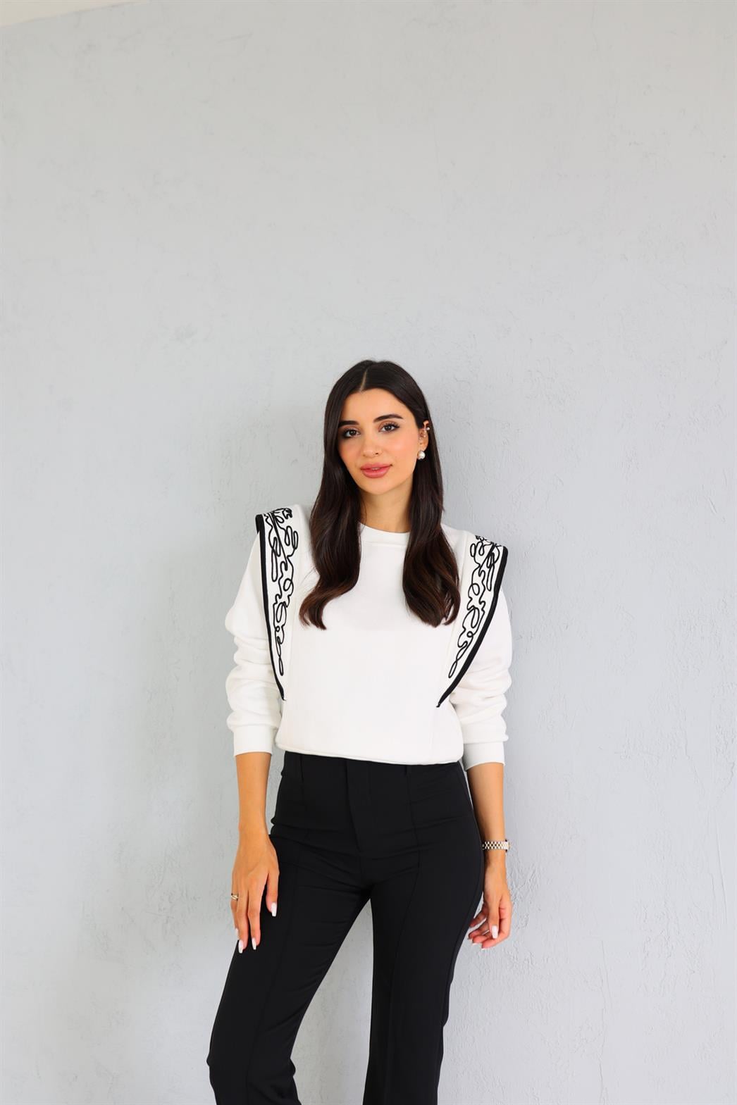 Kontrast Nakışlı Beyaz Sweat