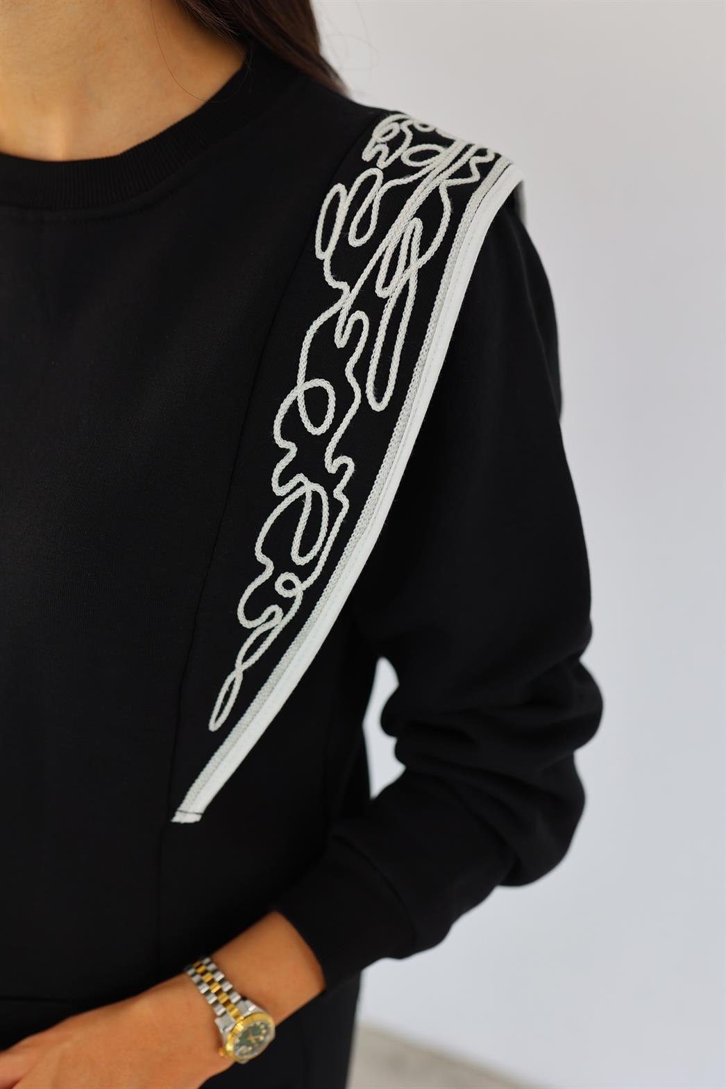 Kontrast Nakışlı Siyah Sweat