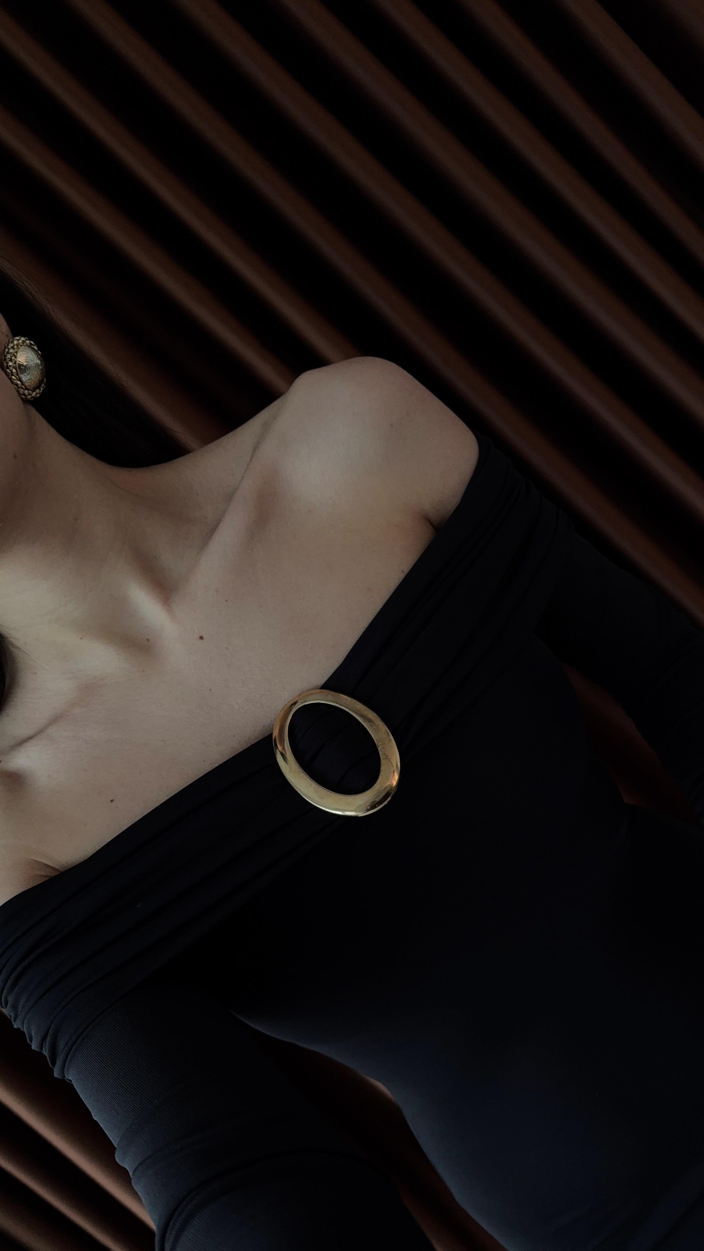 Madonna Yaka Gold Detaylı Siyah Elbise