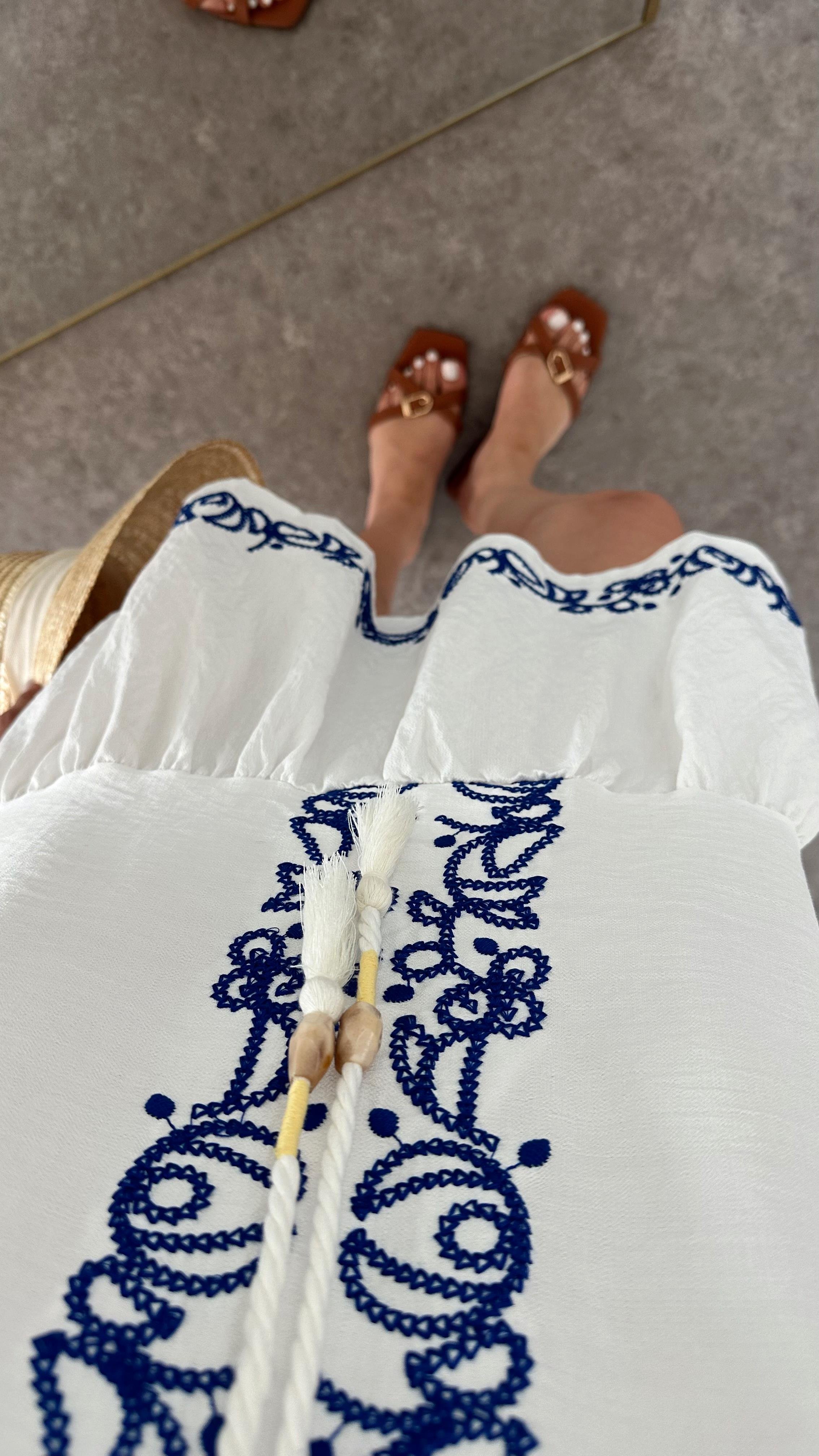 Mavi Nakışlı Beyaz Elbise