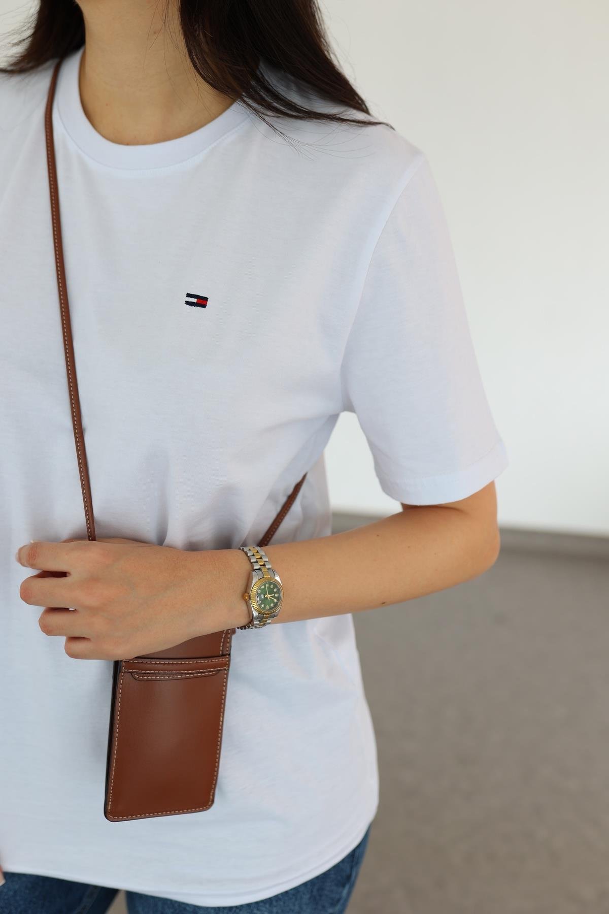 Mini Nakışlı Beyaz Basic Tshirt