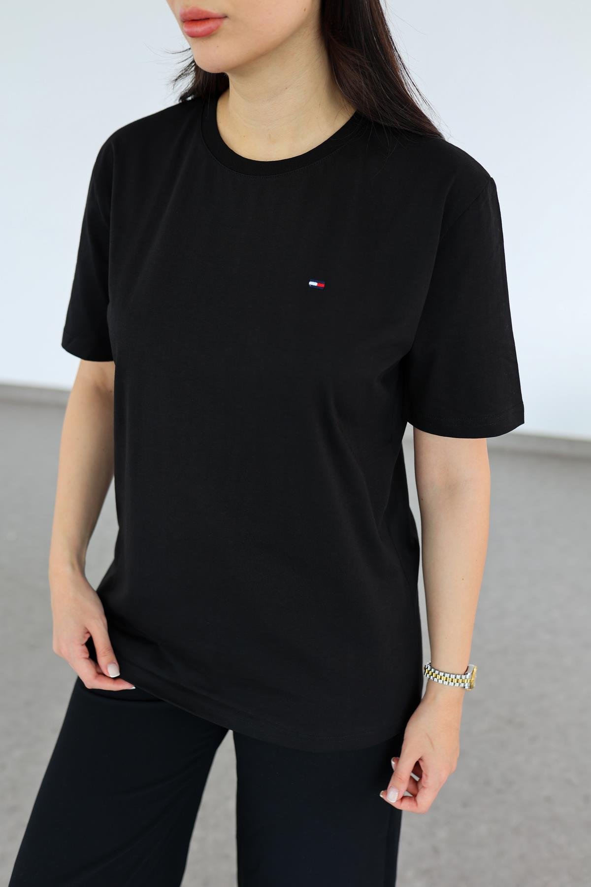 Mini Nakışlı Siyah Basic Tshirt