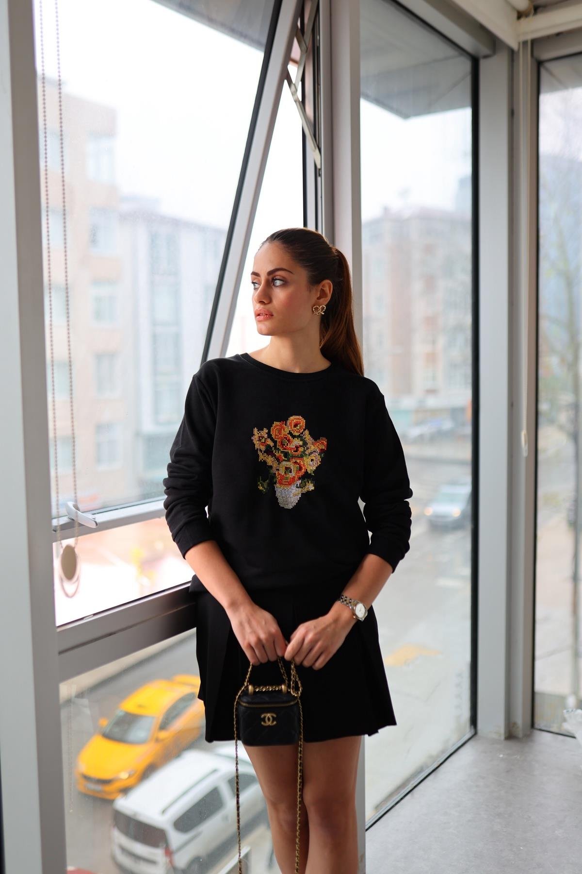 Nakışlı Siyah Sweat
