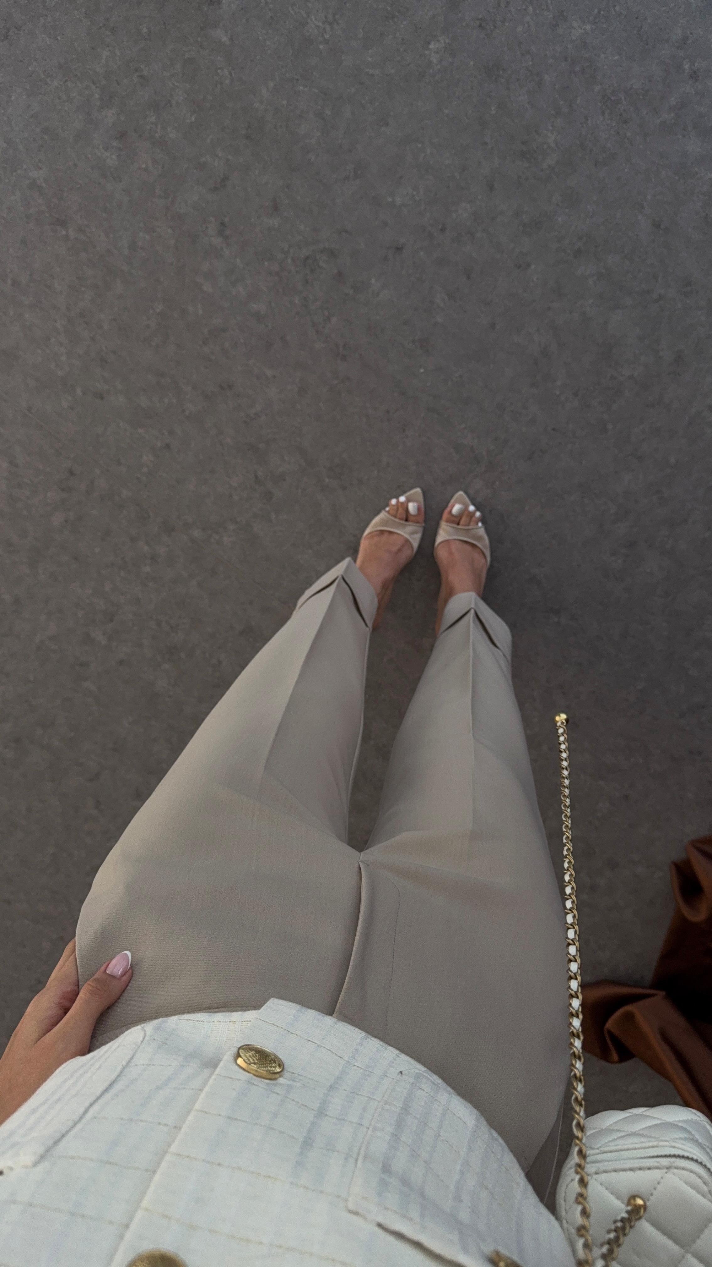 Paça Katlı Krem Pantolon