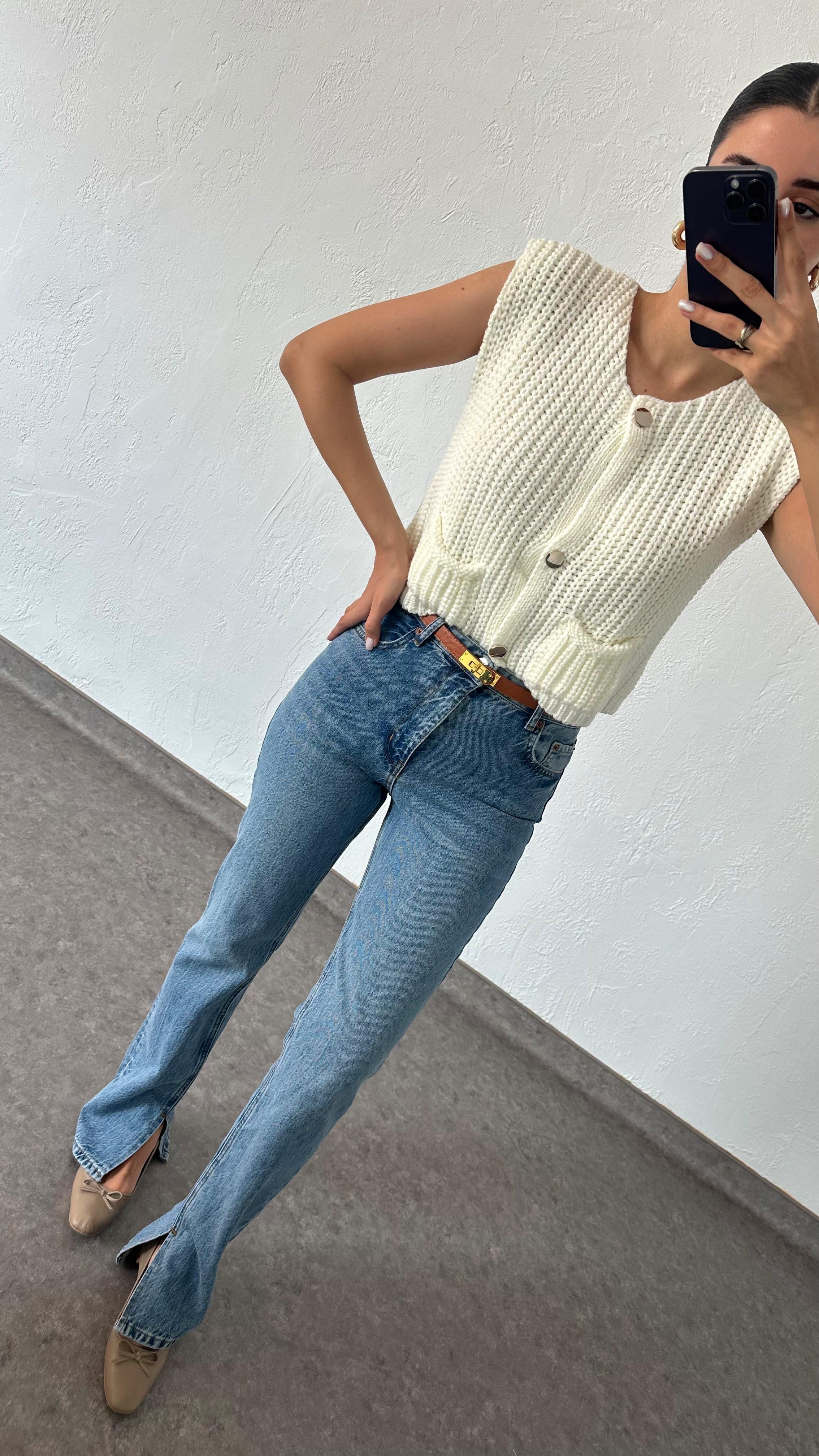Paça Yırtmaçlı Mavi Jean