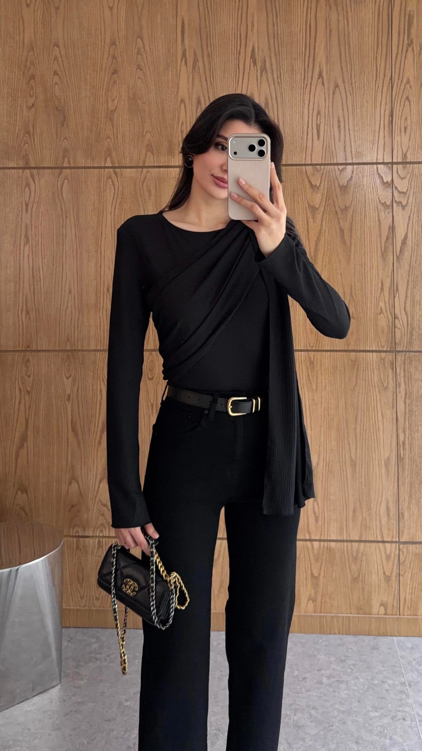 Parça Detaylı Siyah Bluz