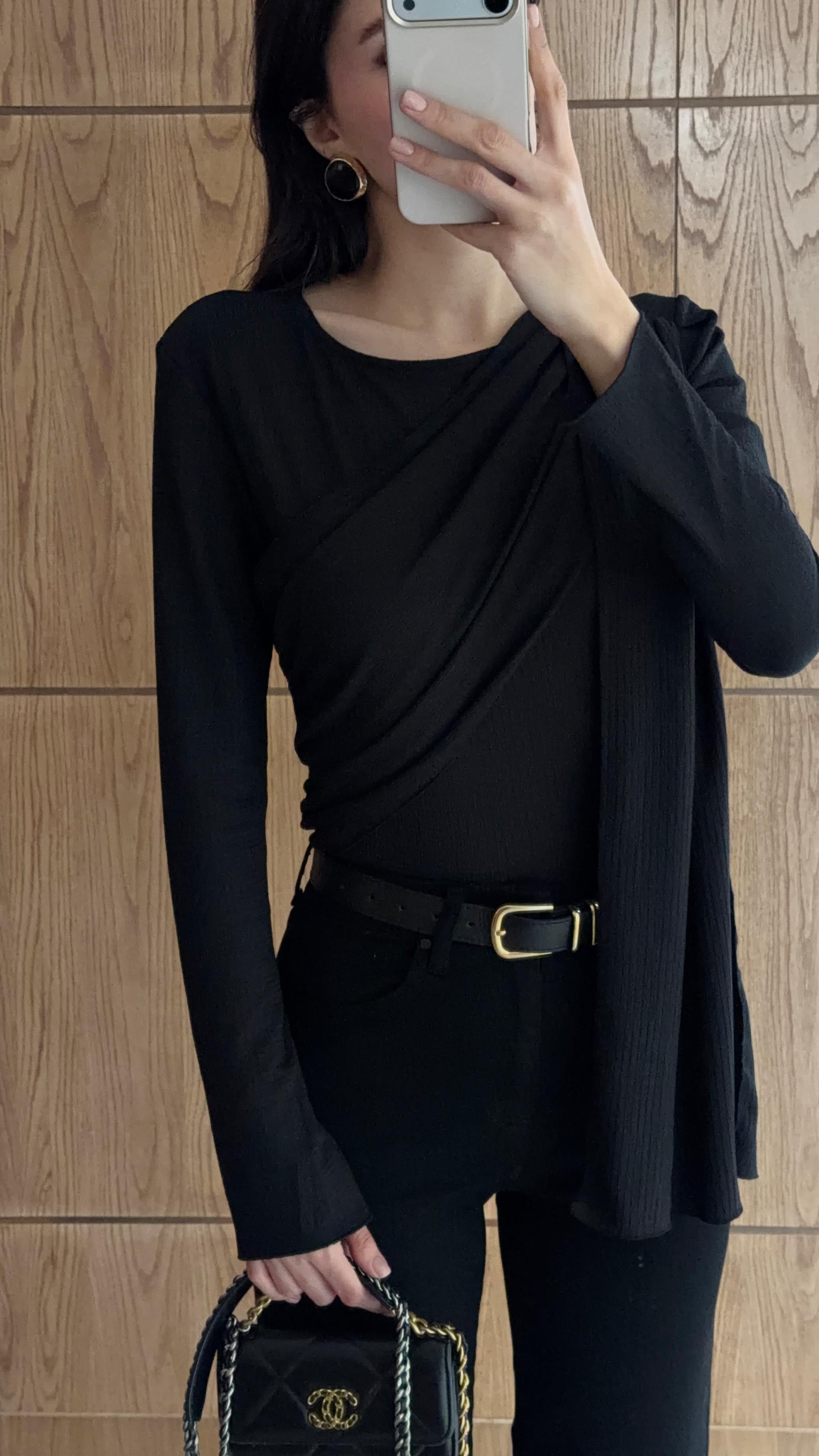 Parça Detaylı Siyah Bluz