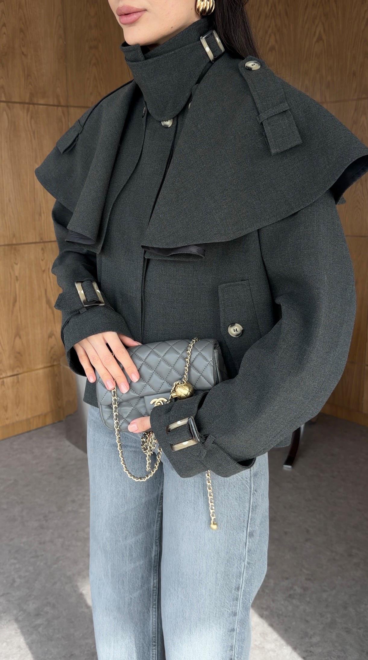 Pelerinli Antrasit Kısa Trenç