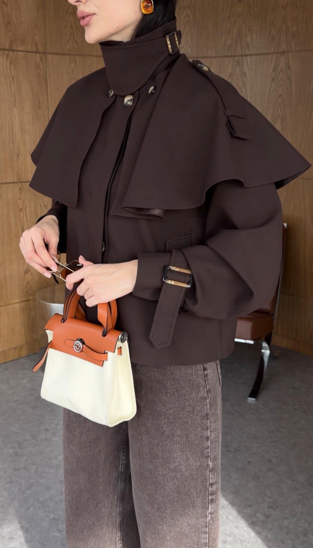 Pelerinli Kahve Kısa Trenç