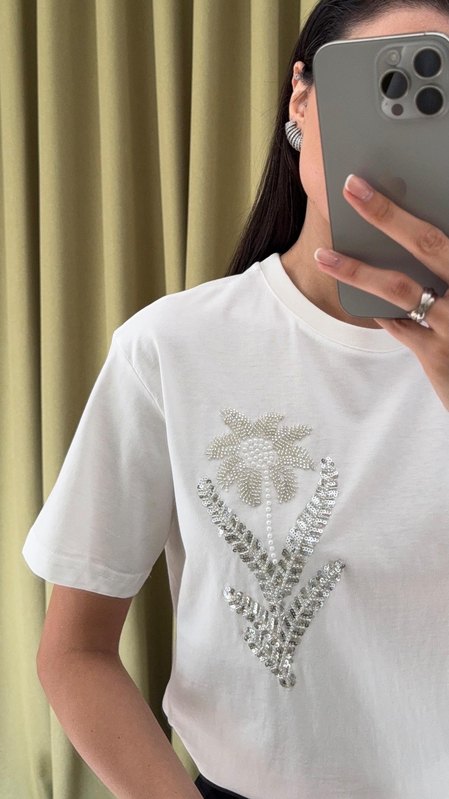 Pullu Boncuklu Beyaz Tshirt