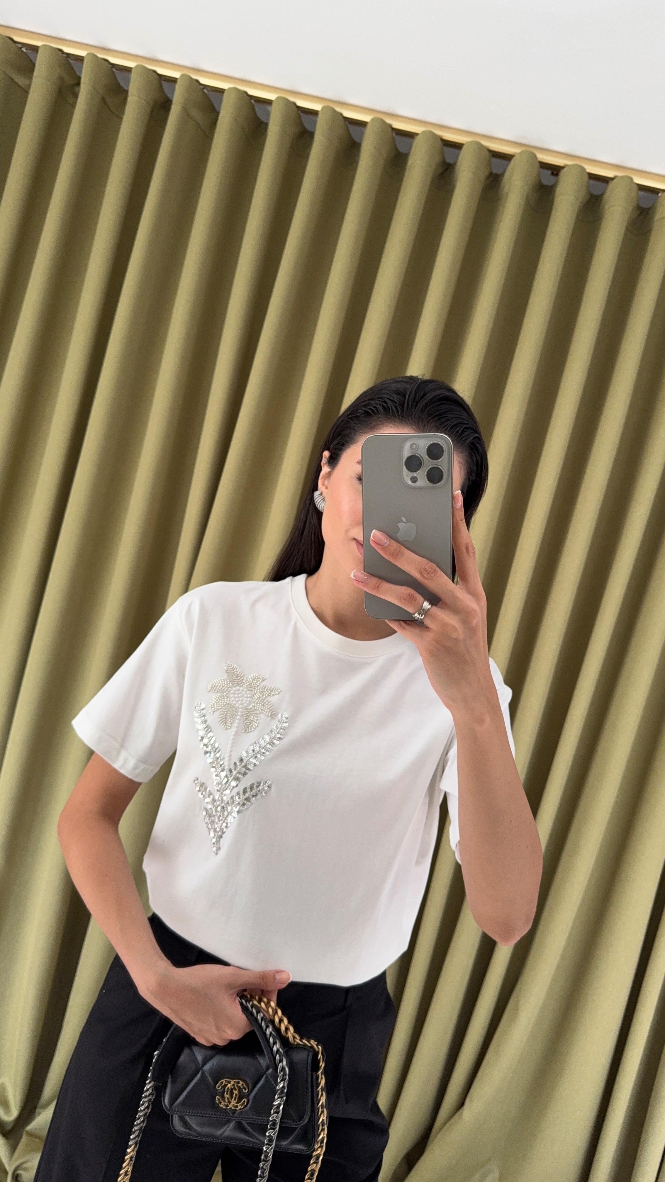 Pullu Boncuklu Beyaz Tshirt