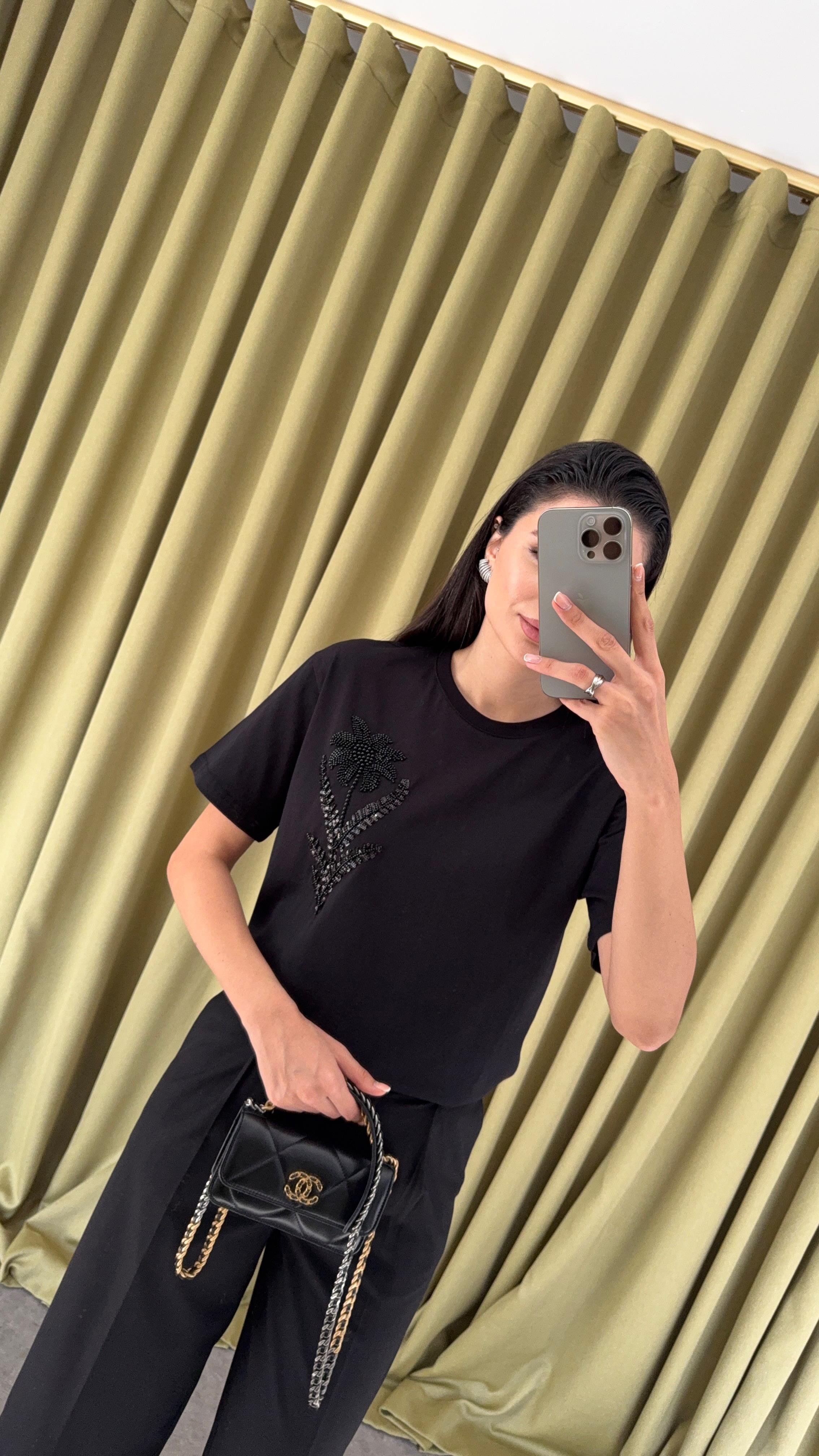 Pullu Boncuklu Siyah Tshirt