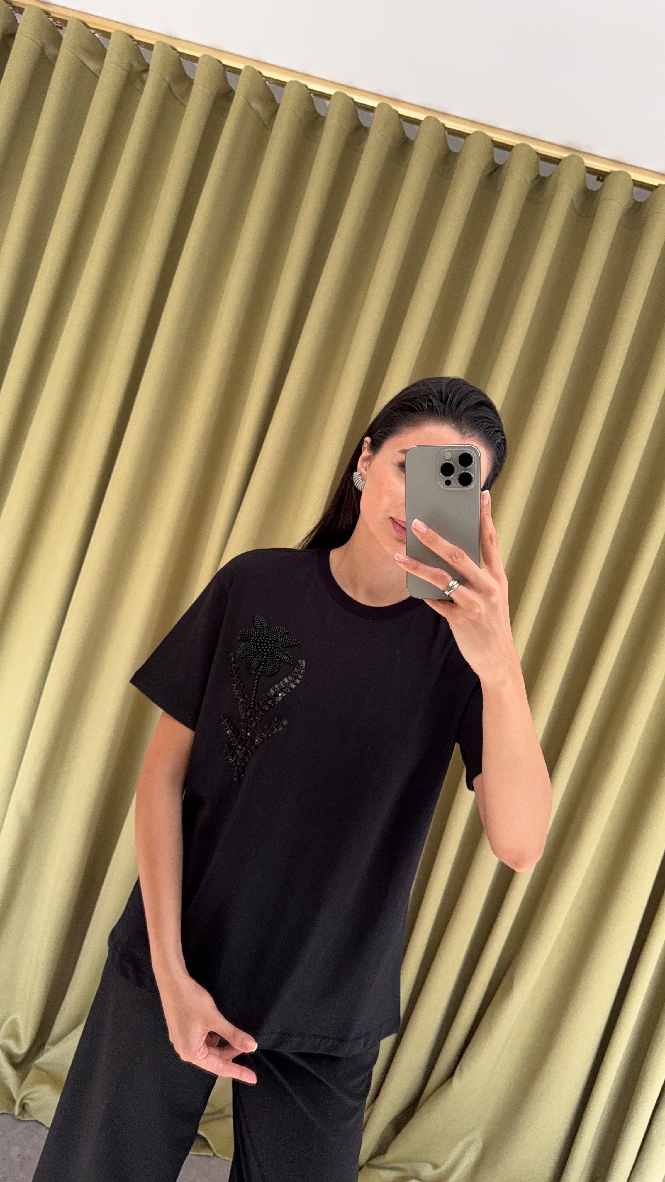 Pullu Boncuklu Siyah Tshirt