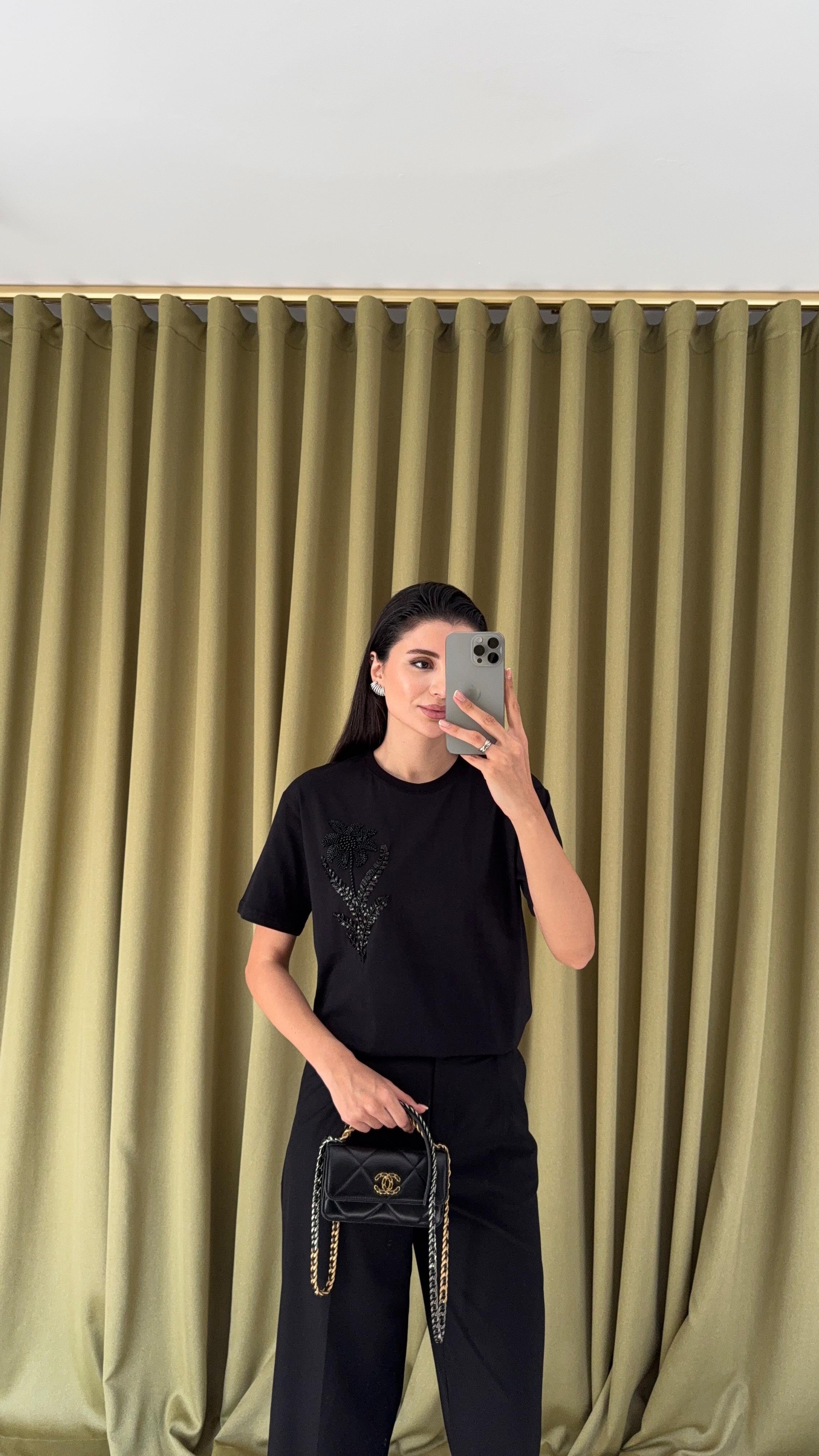 Pullu Boncuklu Siyah Tshirt