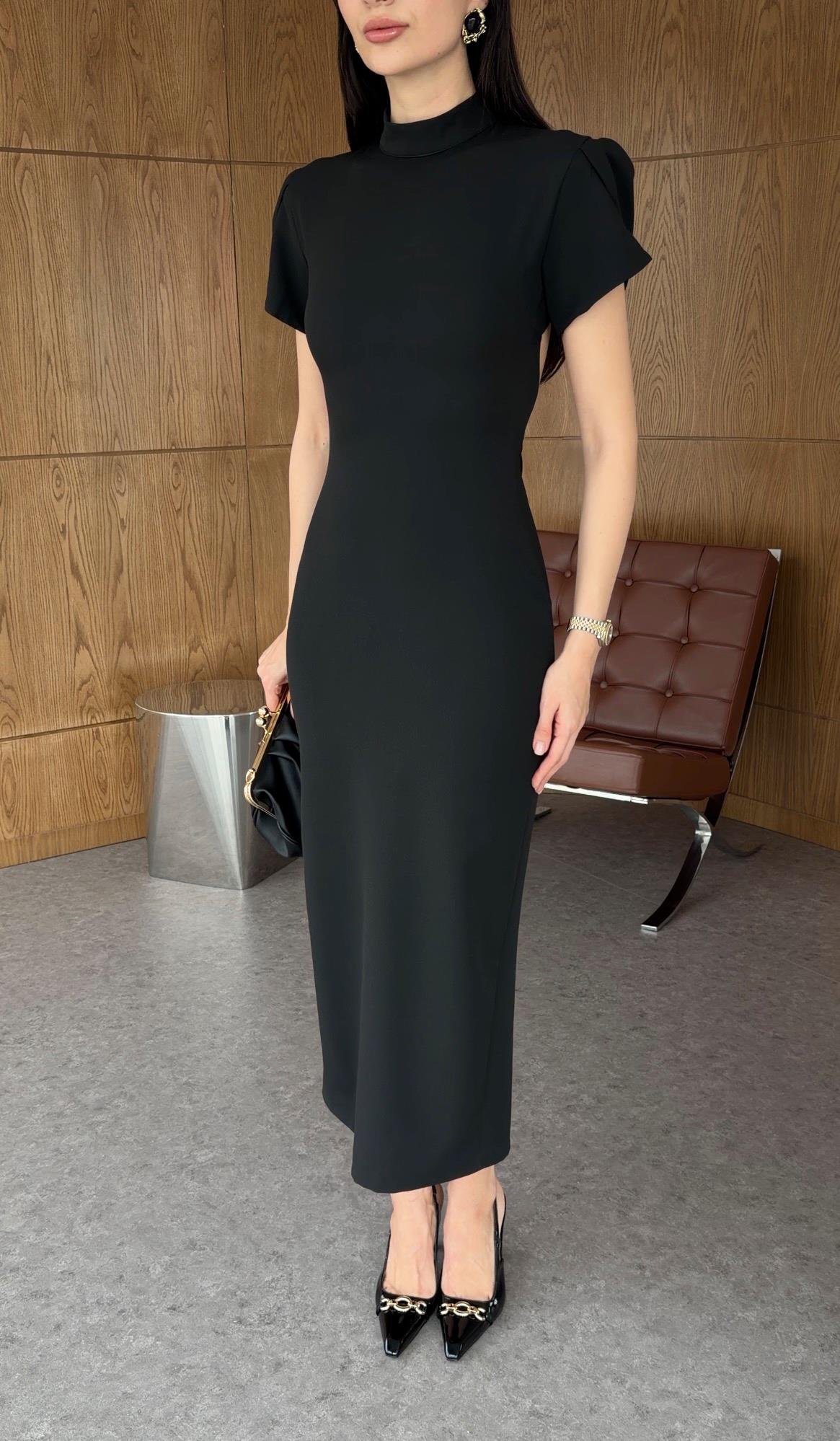 Sırt Dekolteli Siyah Elbise