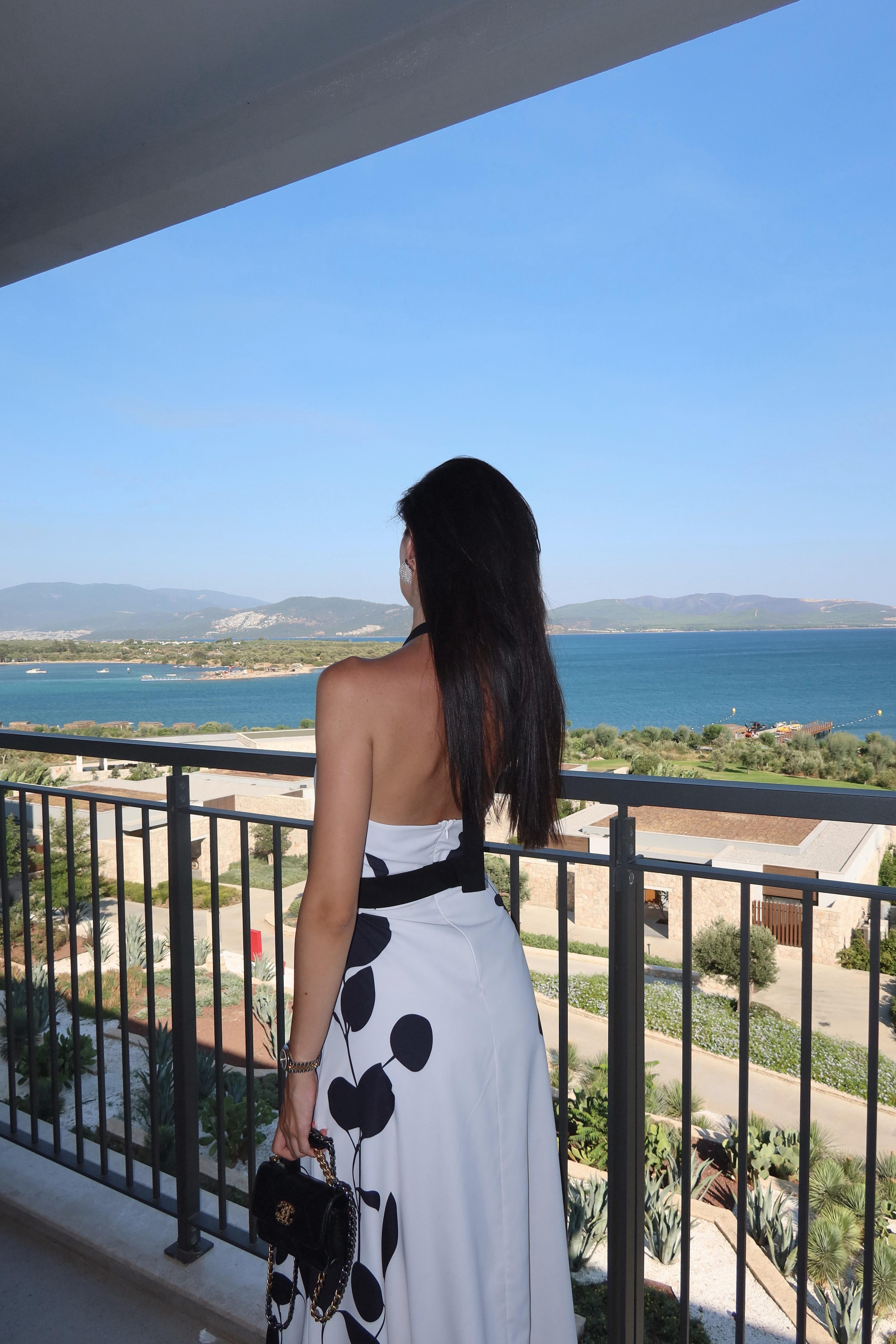 Siyah Çiçekli Beyaz Elbise