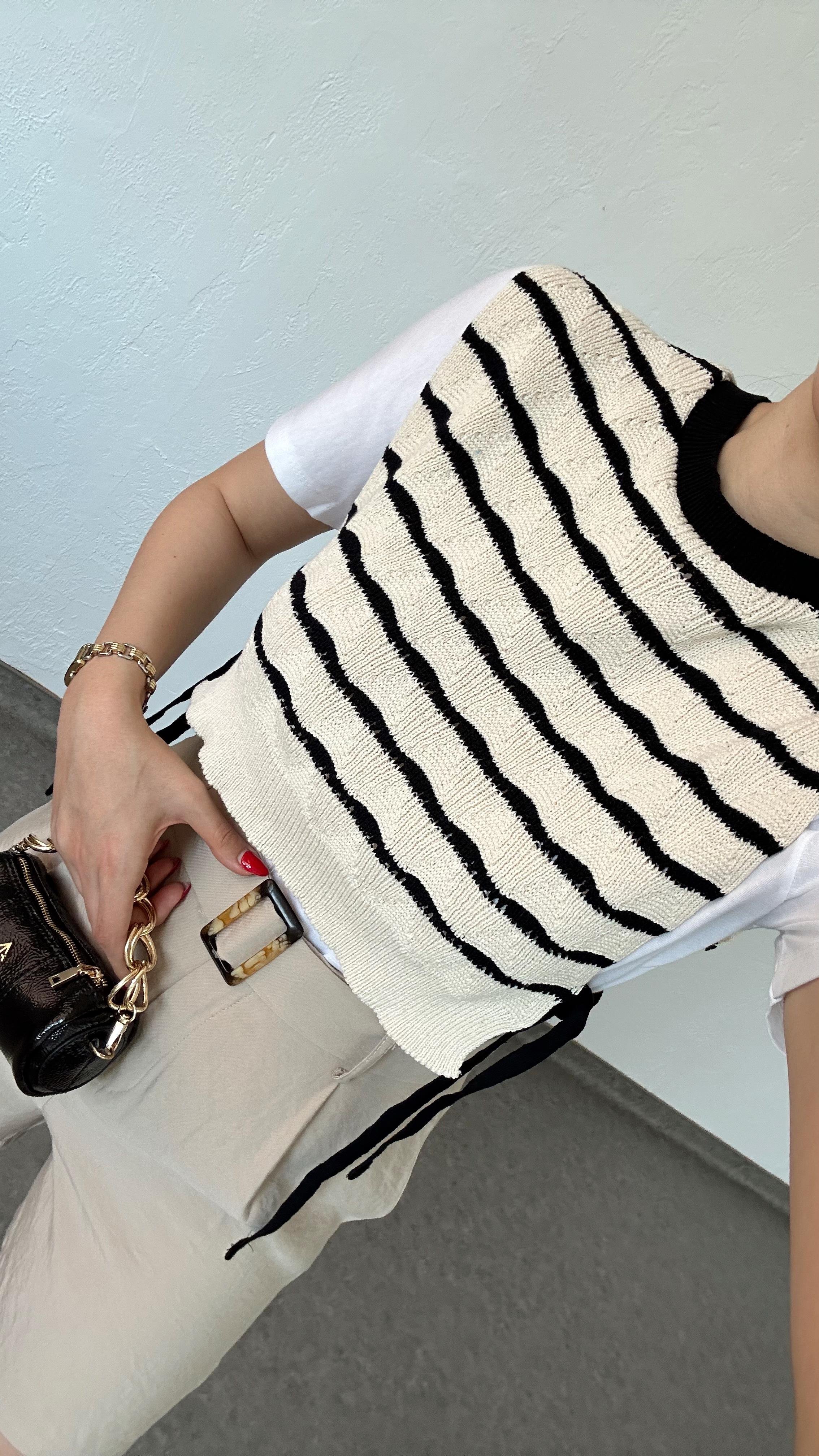 Siyah Çizgili Süveterli Tshirt