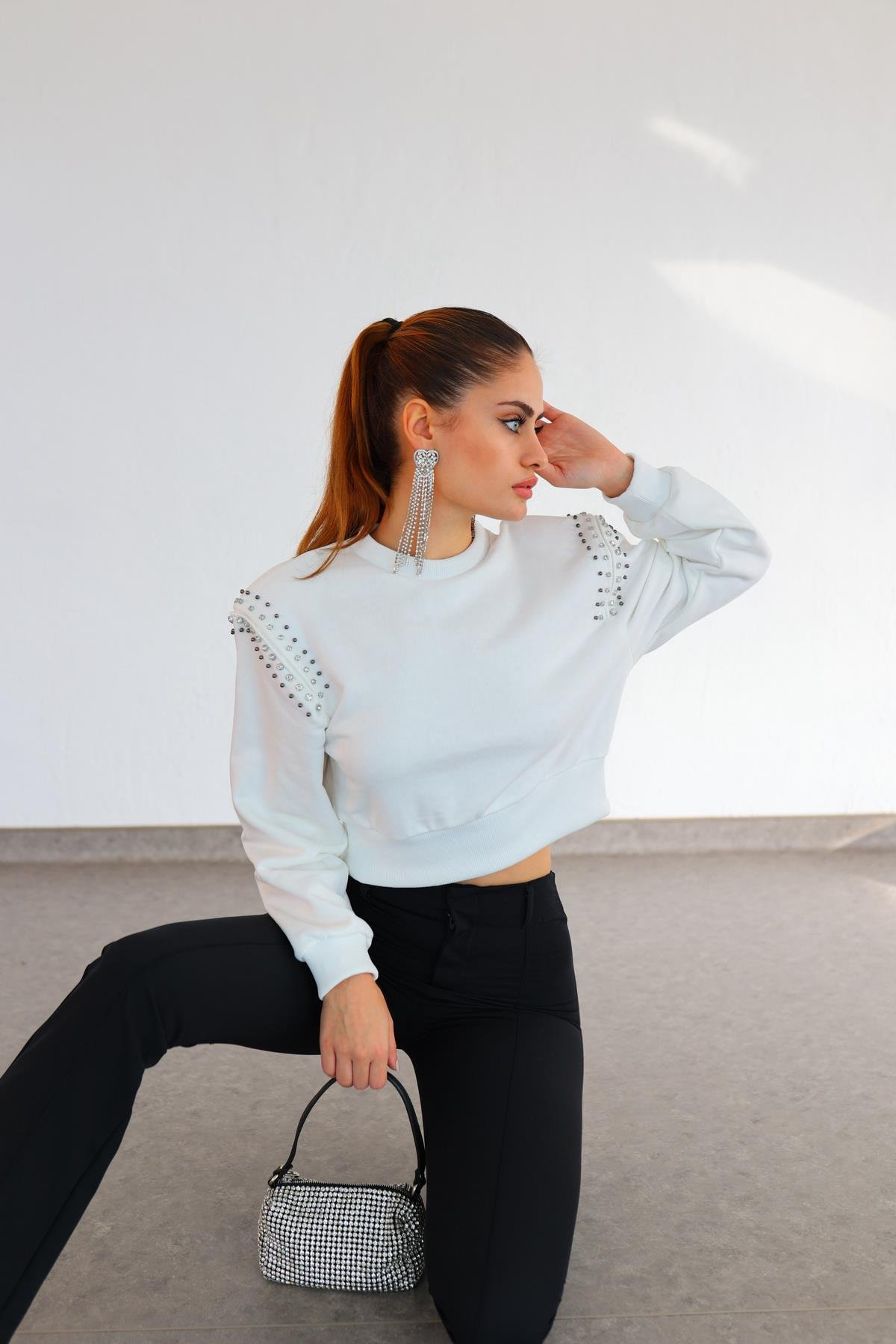 Taşlı Beyaz Vatkalı Sweat
