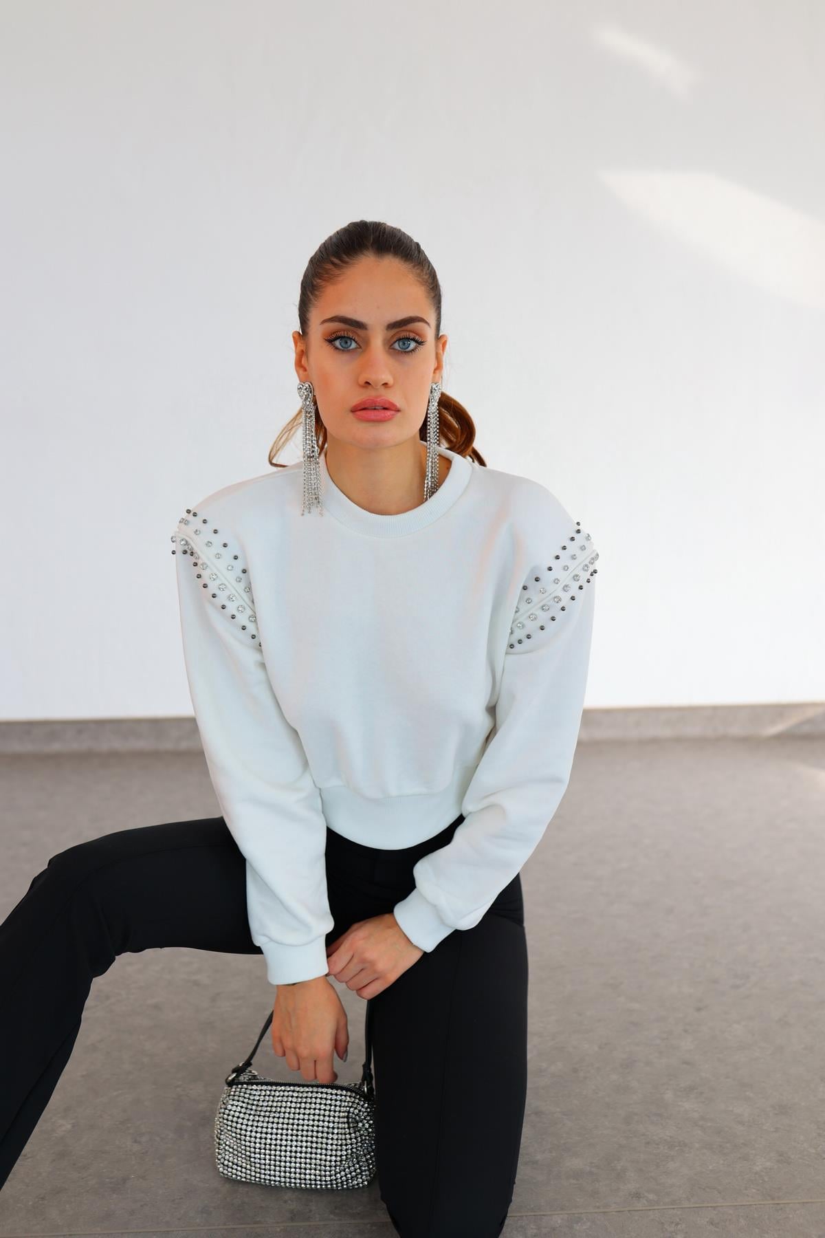 Taşlı Beyaz Vatkalı Sweat