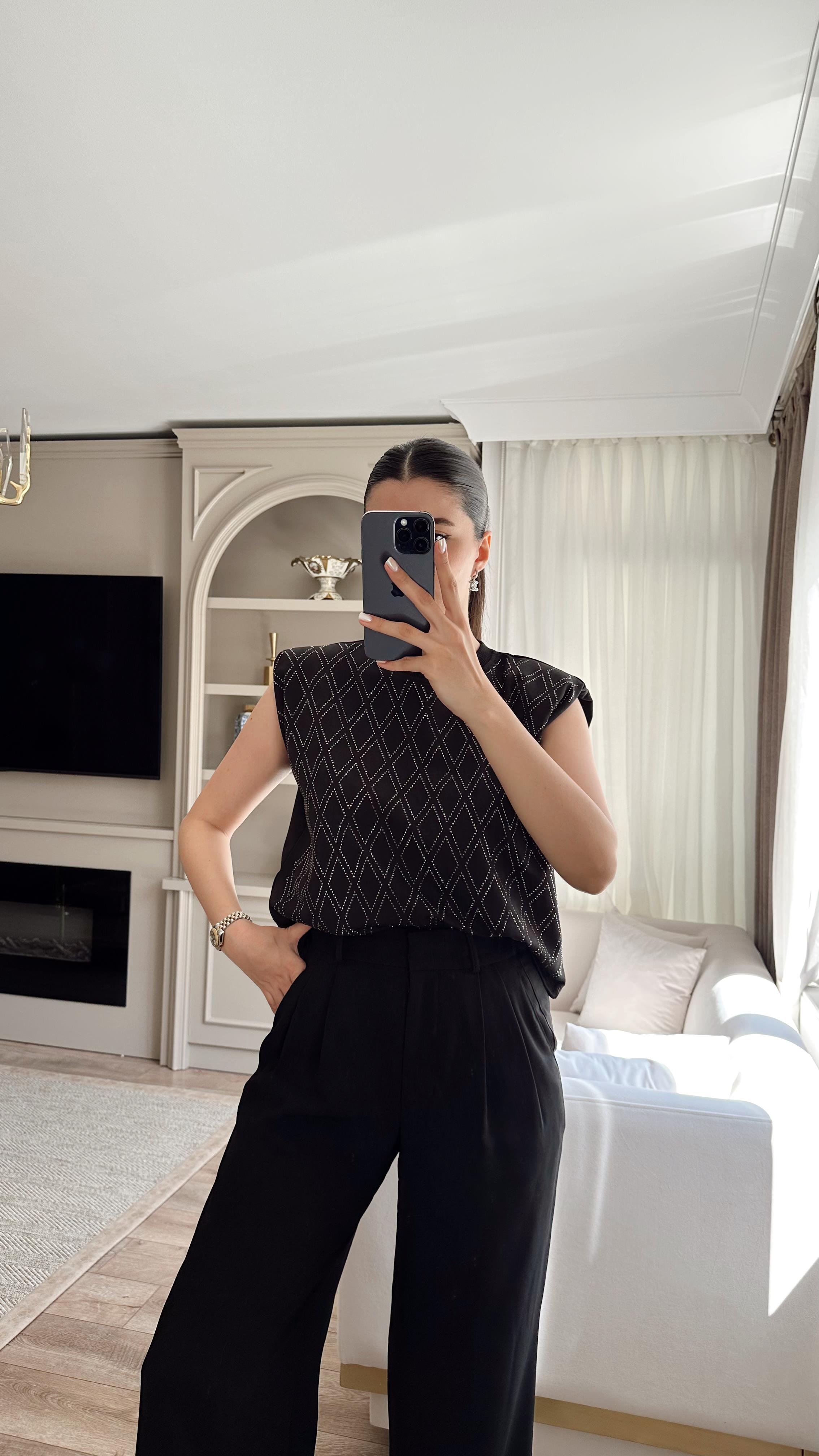 Taşlı Vatkalı Siyah Bluz