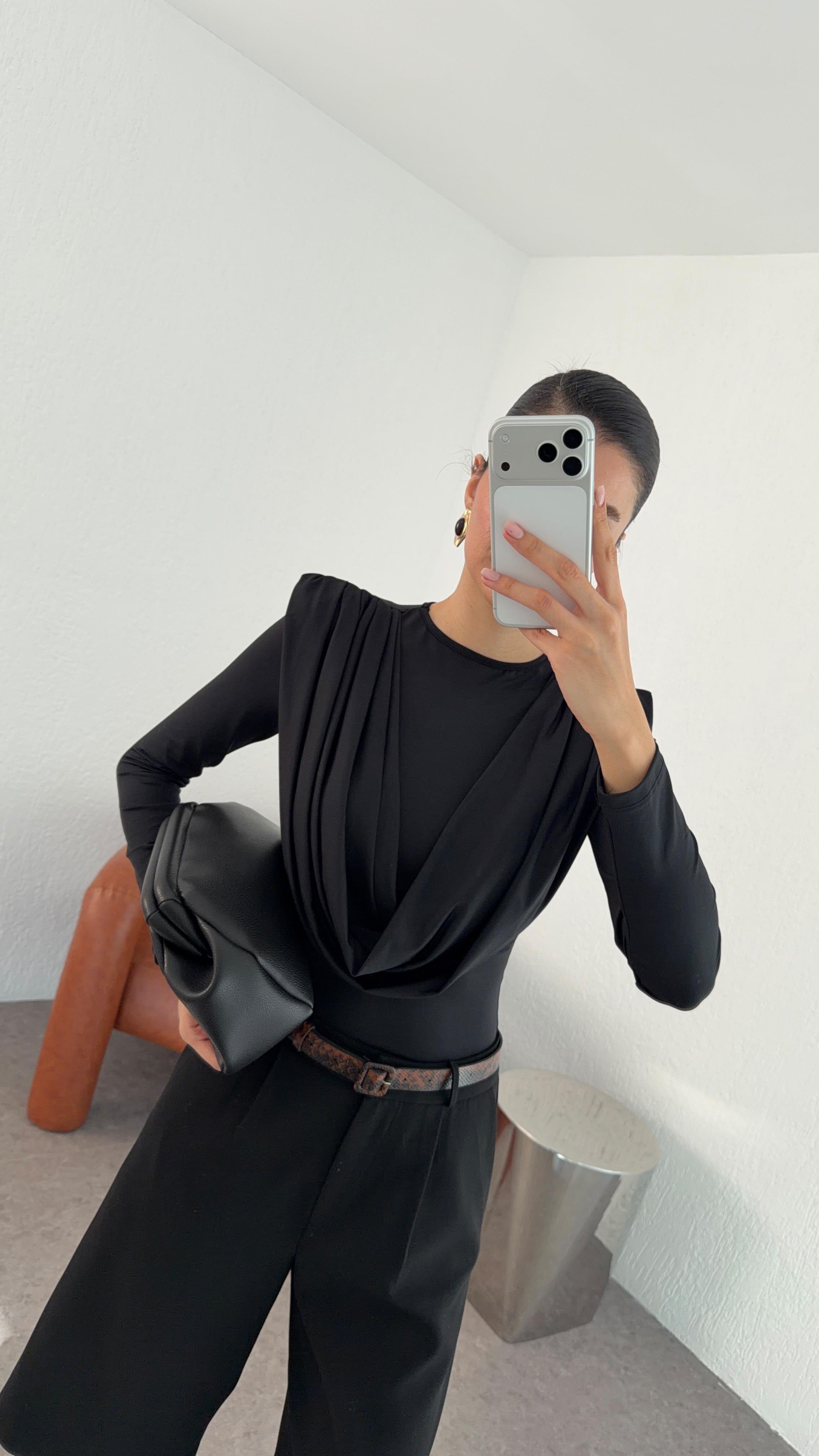 Vatkalı Dökümlü Siyah Bluz