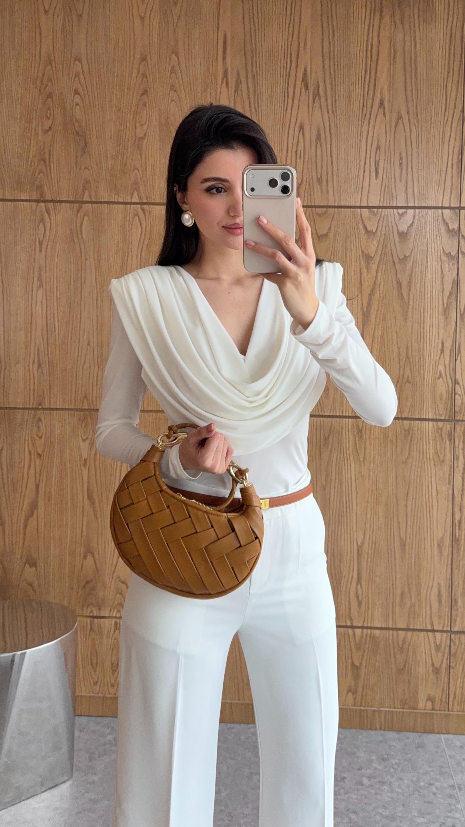 Vatkalı Drapeli Beyaz Bluz