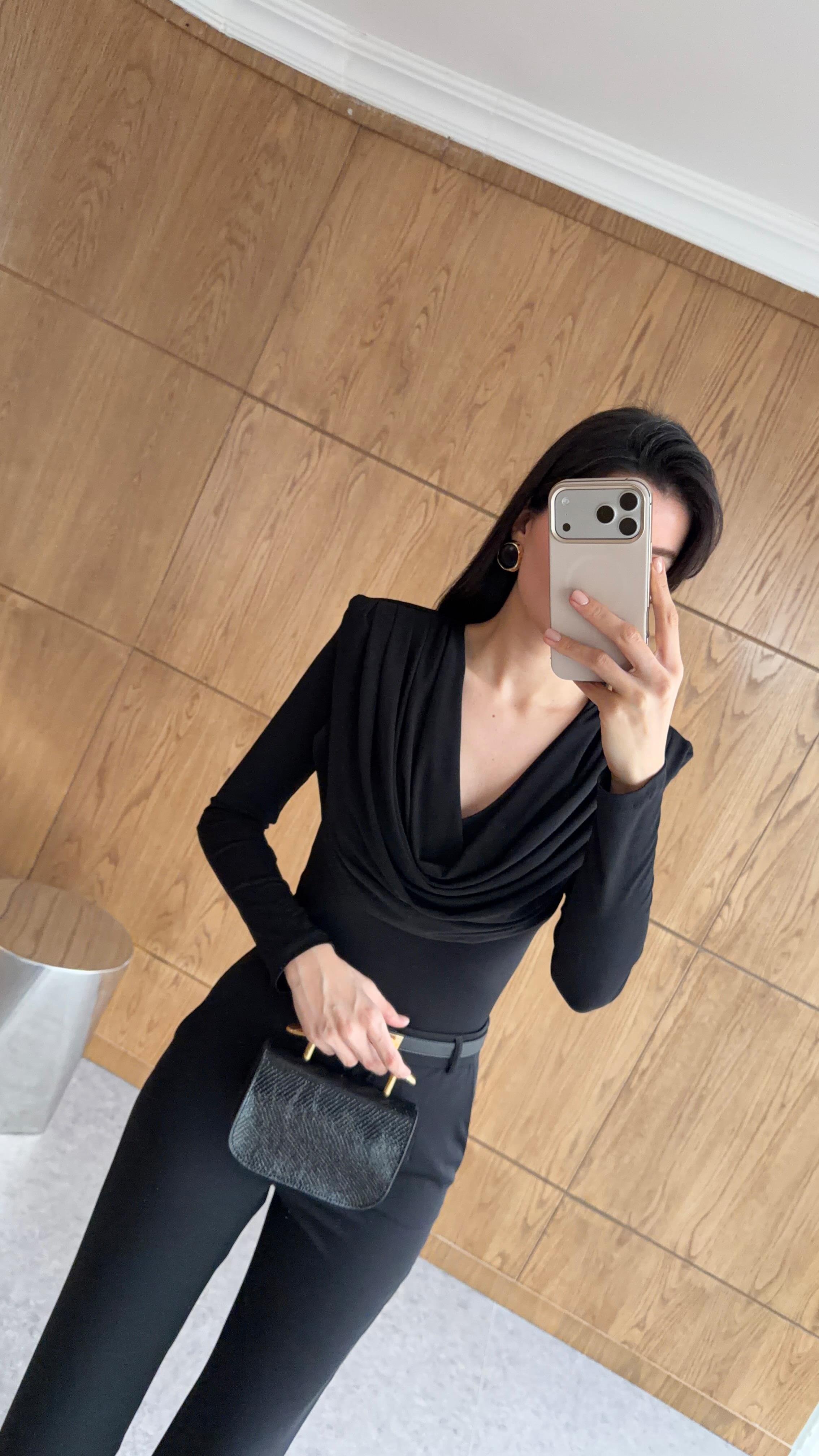 Vatkalı Drapeli Siyah Bluz