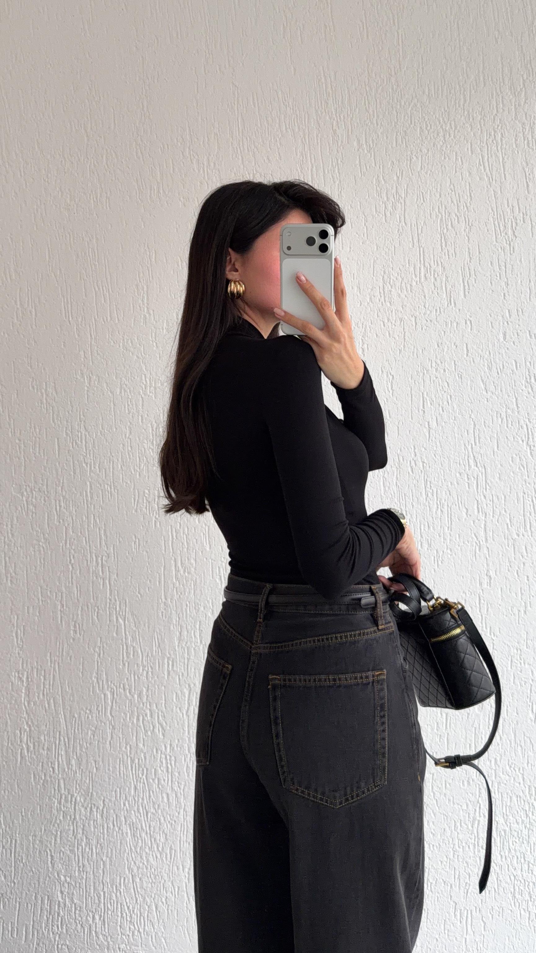 Yaka Detaylı Siyah Bluz