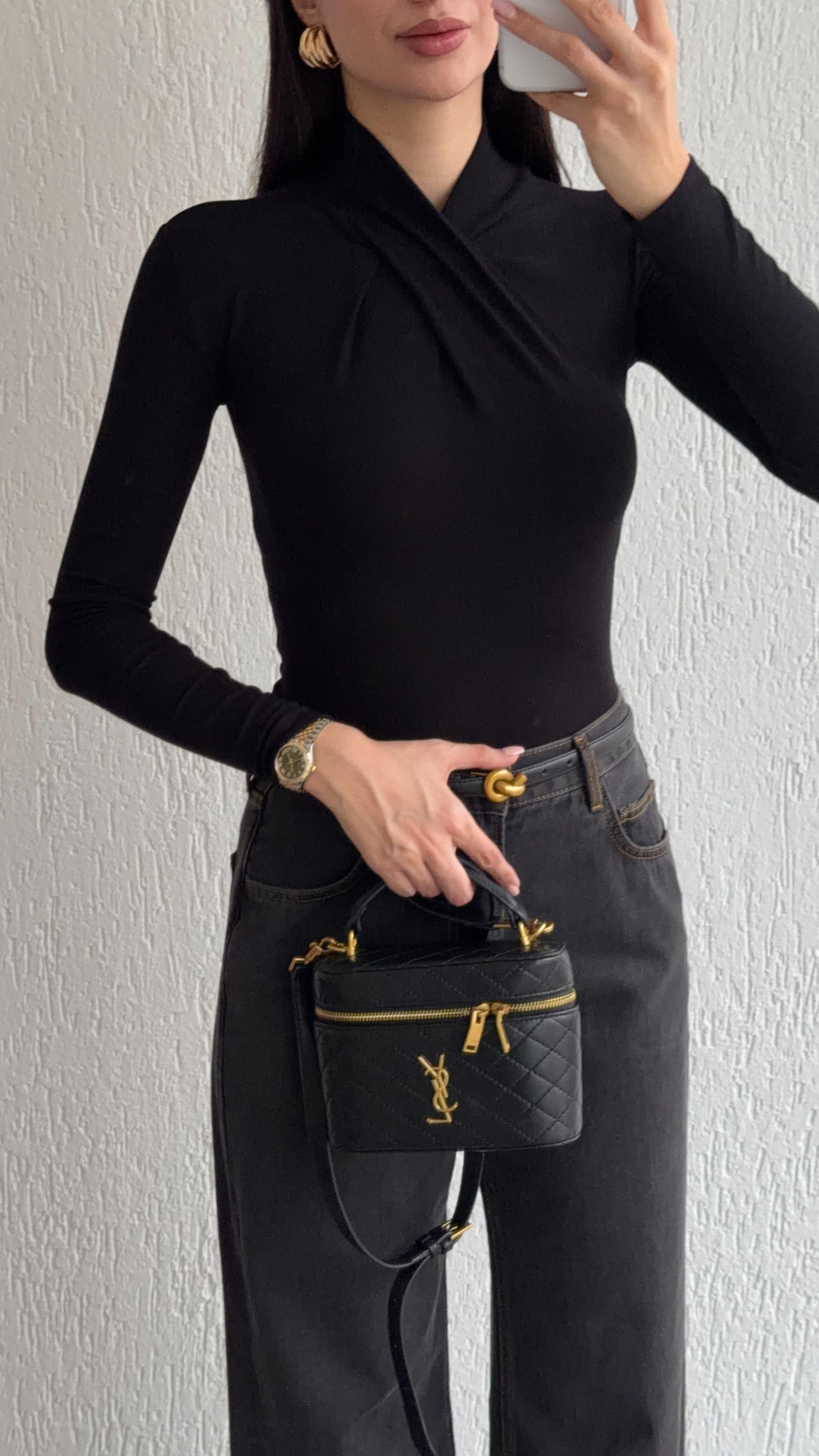 Yaka Detaylı Siyah Bluz