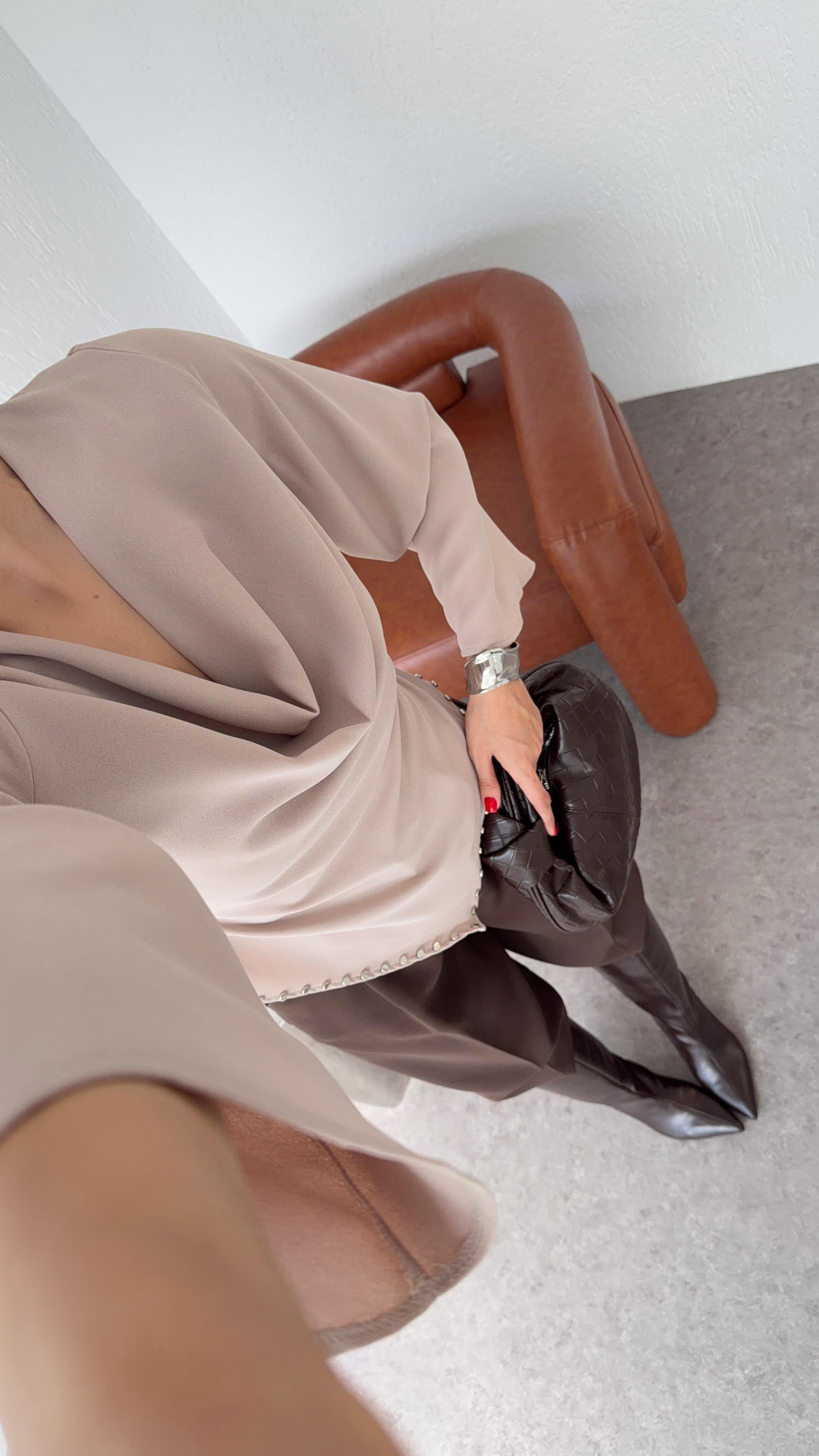 Zımbalı Asimetrik Vizon Bluz