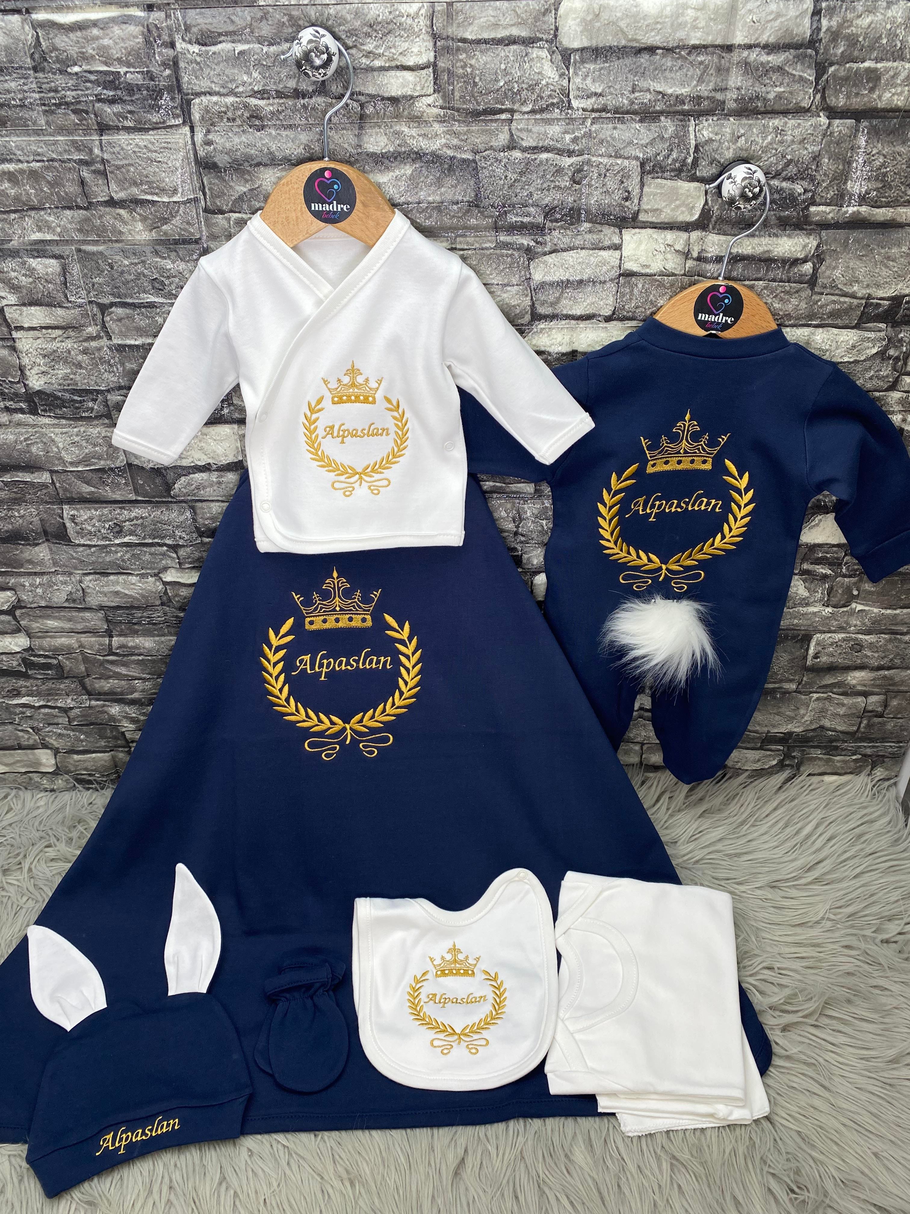 10 lu isme özel hastane çıkışı penye battaniyeli taç desen altın sarısı işlemeli erkek bebek seti