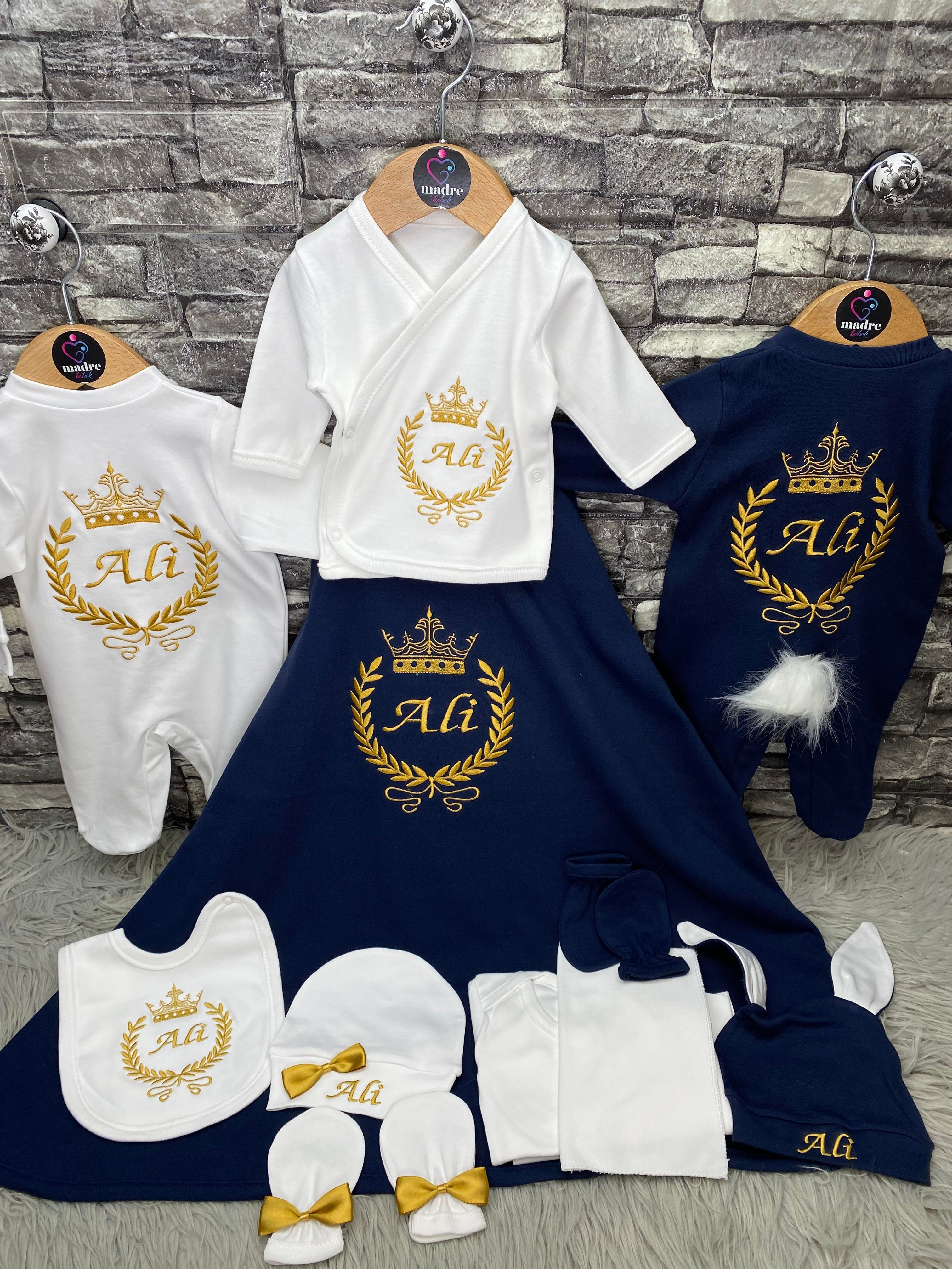 13 lu hastane çıkışı isme özel penye battaniyeli taç desen altın sarısı renk işlemeli isimli erkek bebek seti