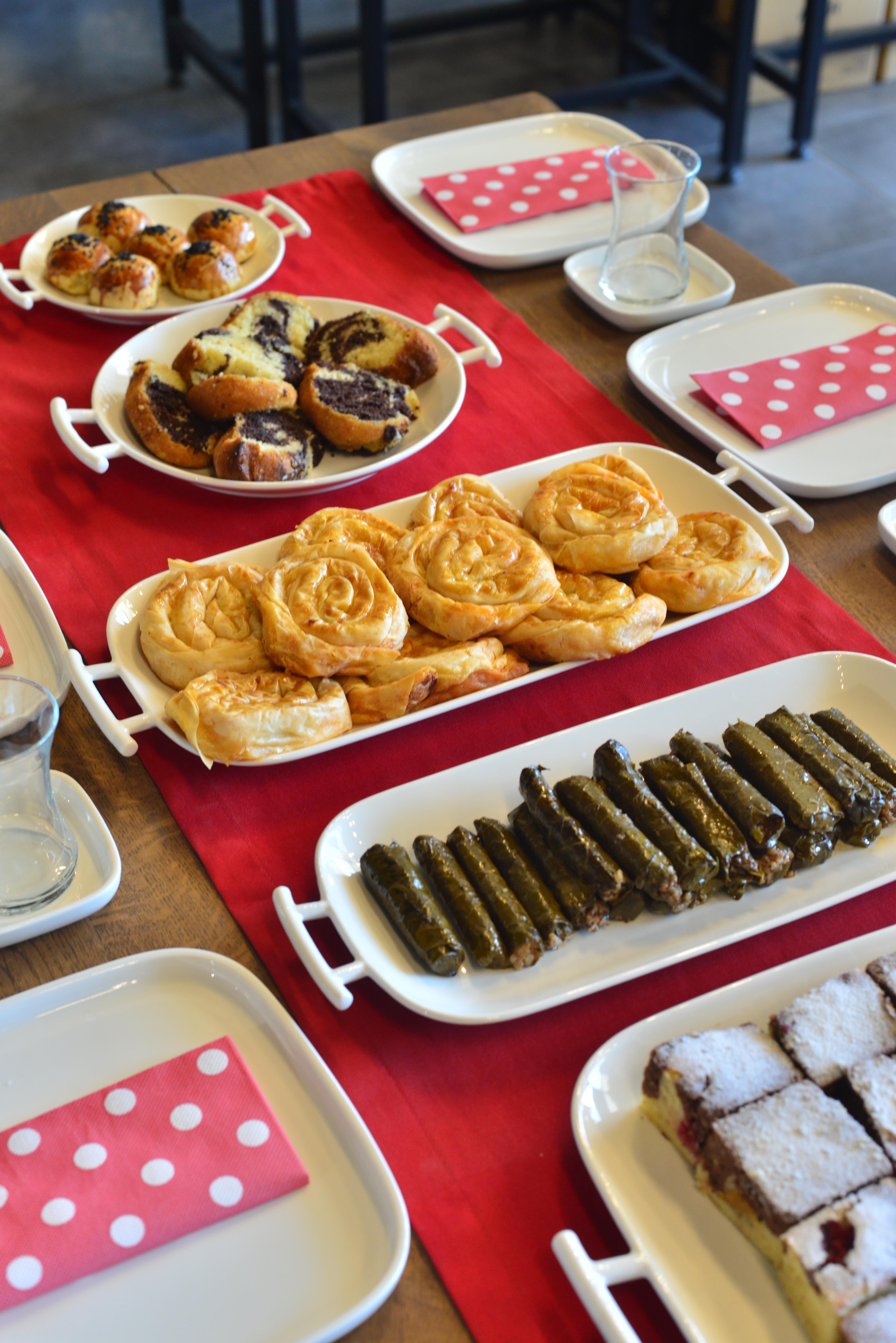 22 Parça 8 kişilik Porselen Kahvaltı / Yemek Seti 