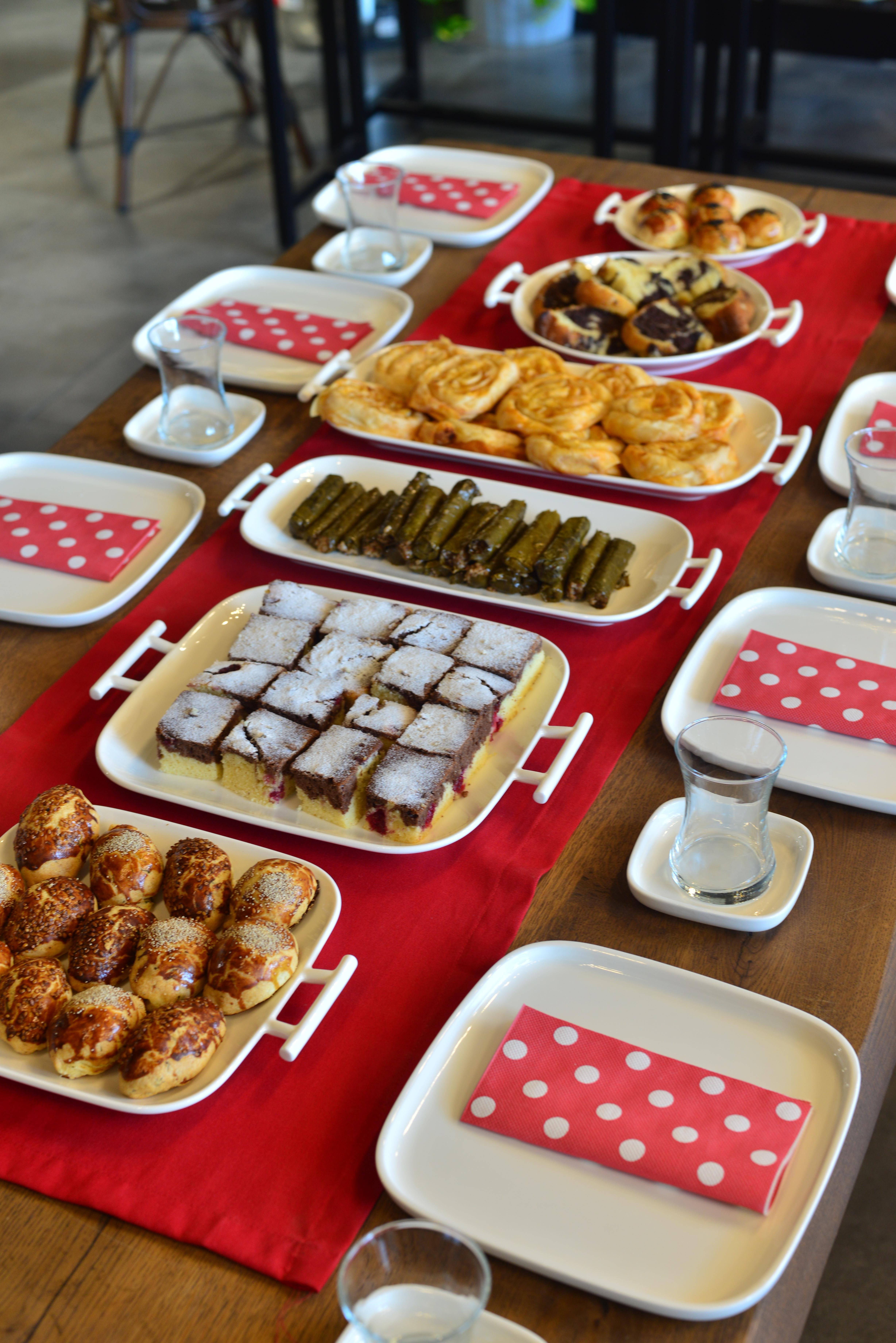 22 Parça 8 kişilik Porselen Kahvaltı / Yemek Seti 