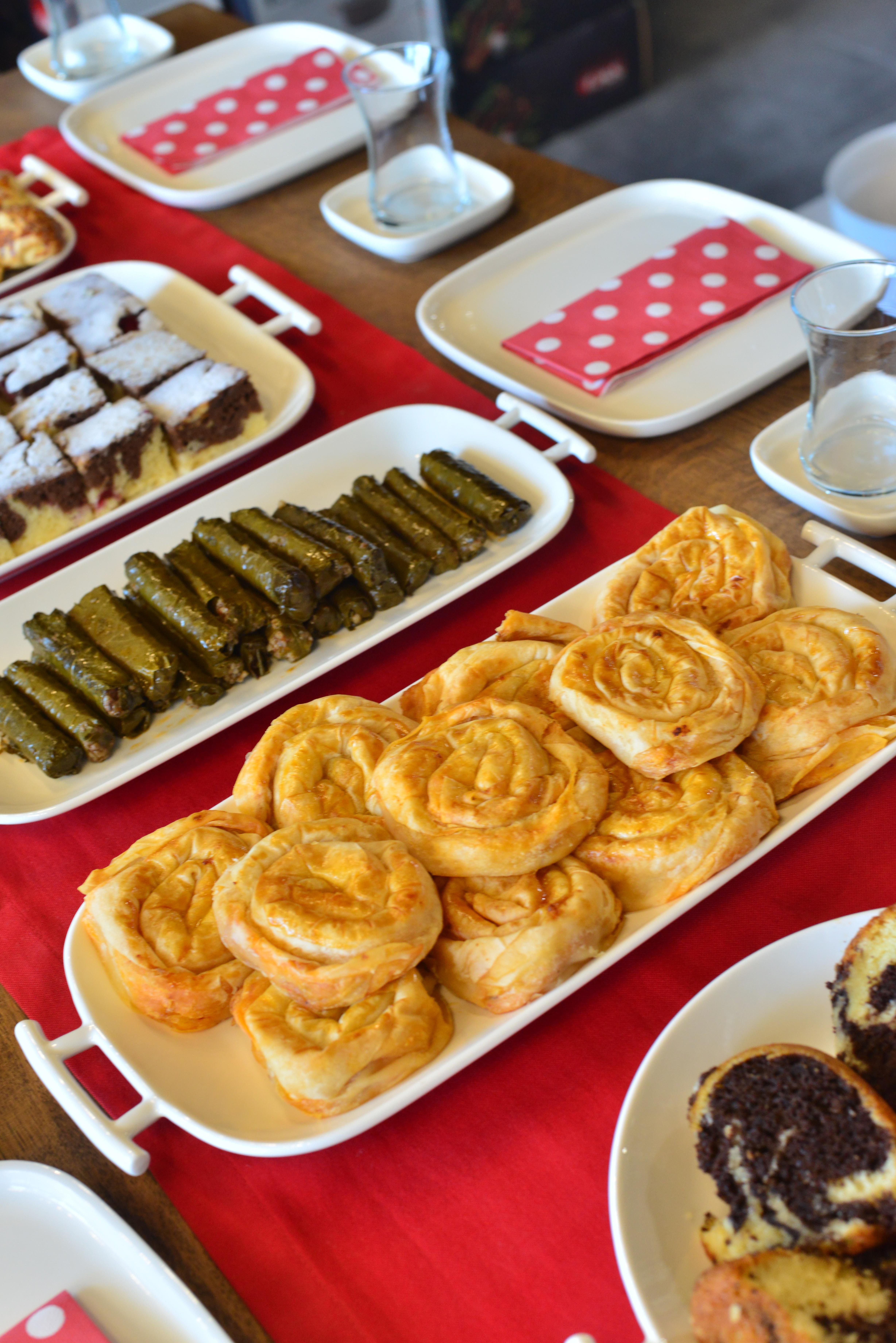 22 Parça 8 kişilik Porselen Kahvaltı / Yemek Seti 