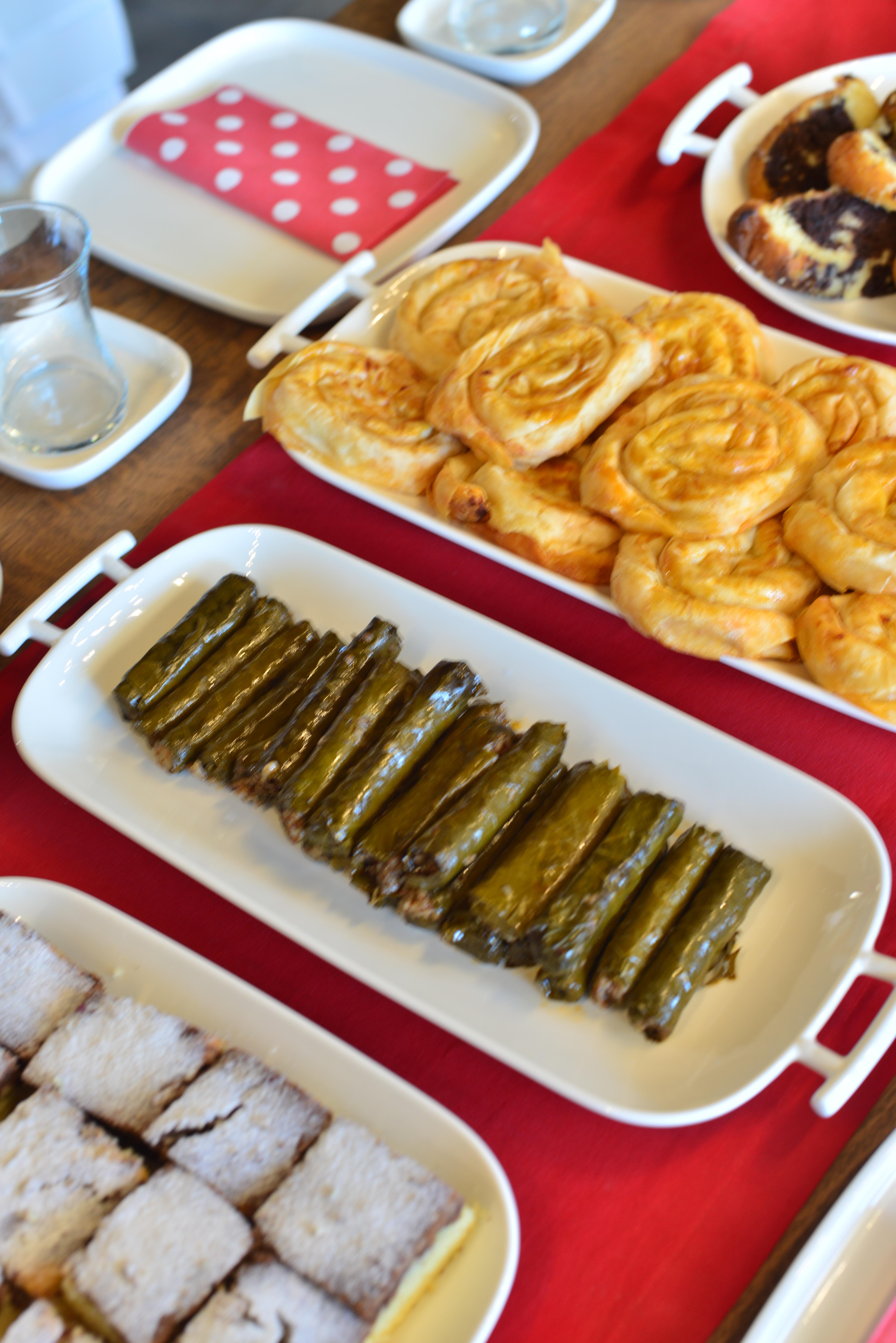 22 Parça 8 kişilik Porselen Kahvaltı / Yemek Seti 