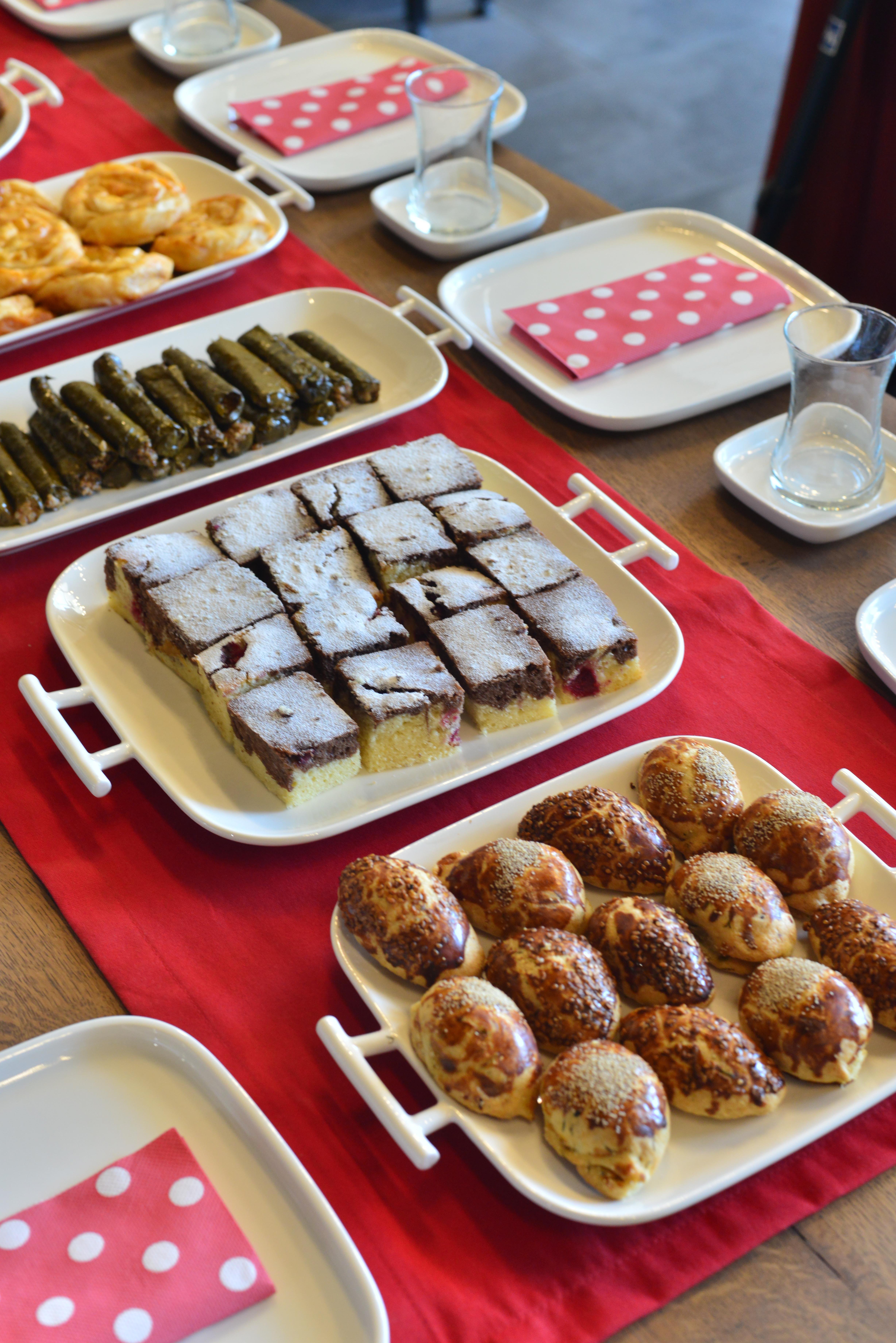 22 Parça 8 kişilik Porselen Kahvaltı / Yemek Seti 