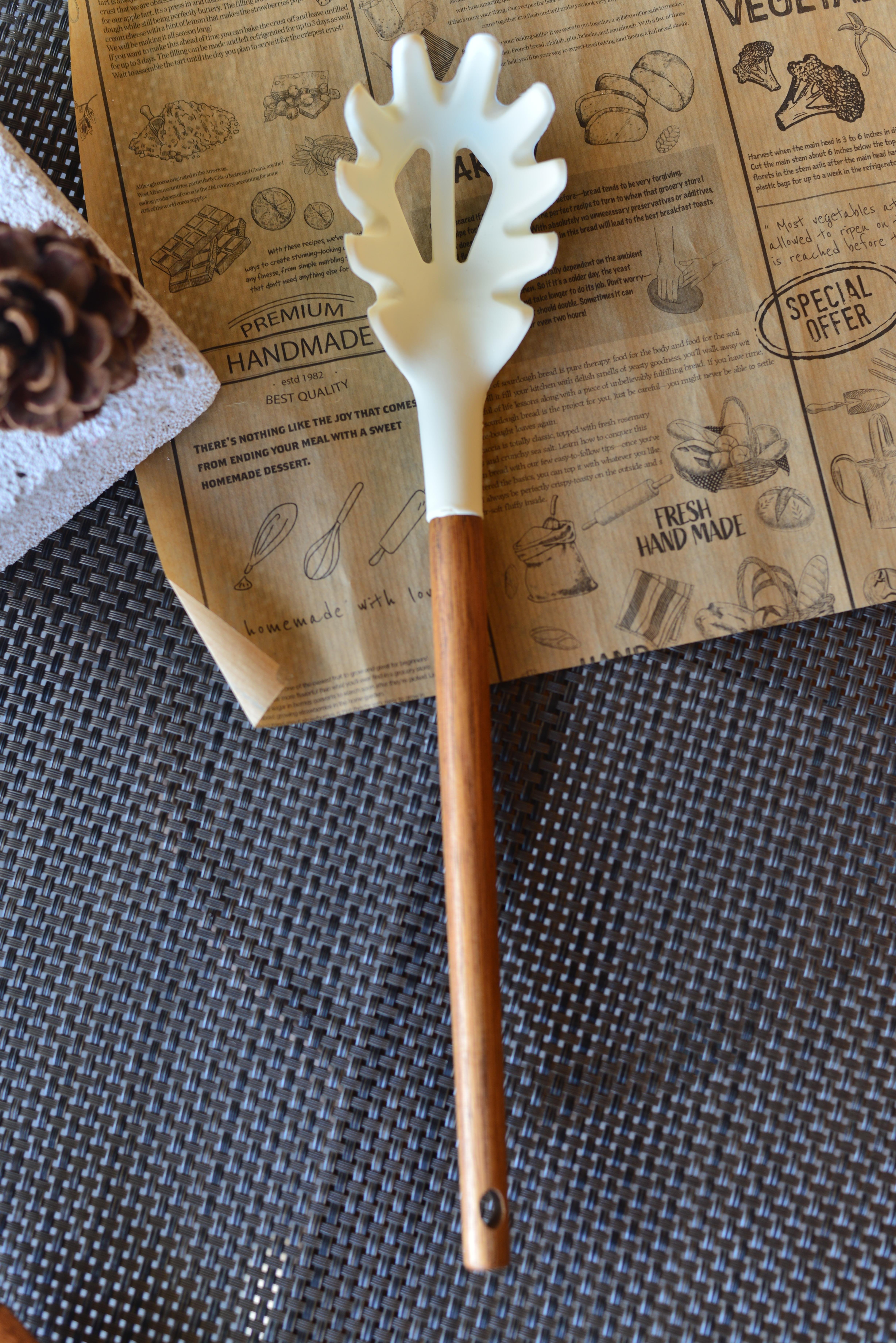 Akasya Saplı Silikon Makarna Kepçesi / Krem