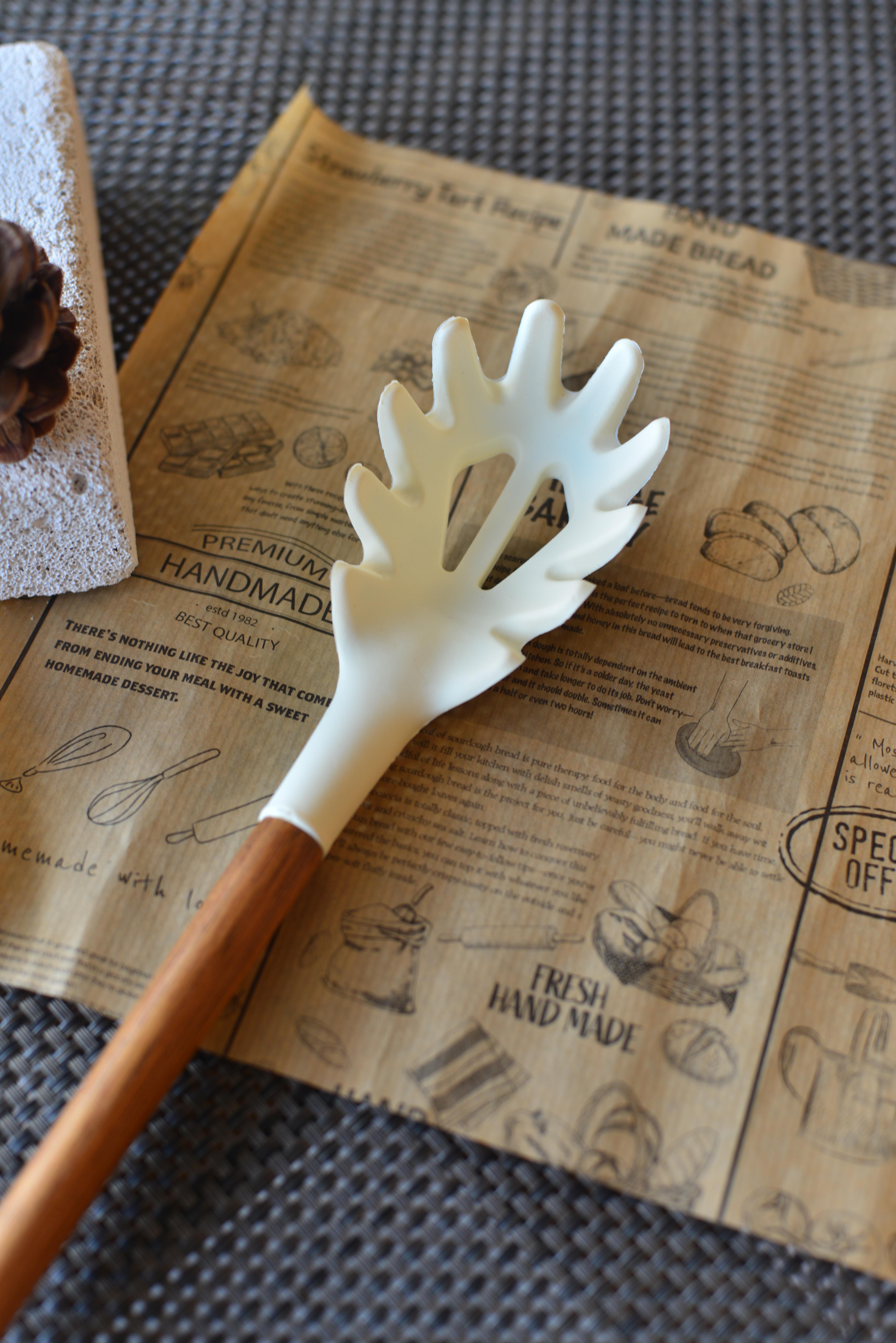 Akasya Saplı Silikon Makarna Kepçesi / Krem