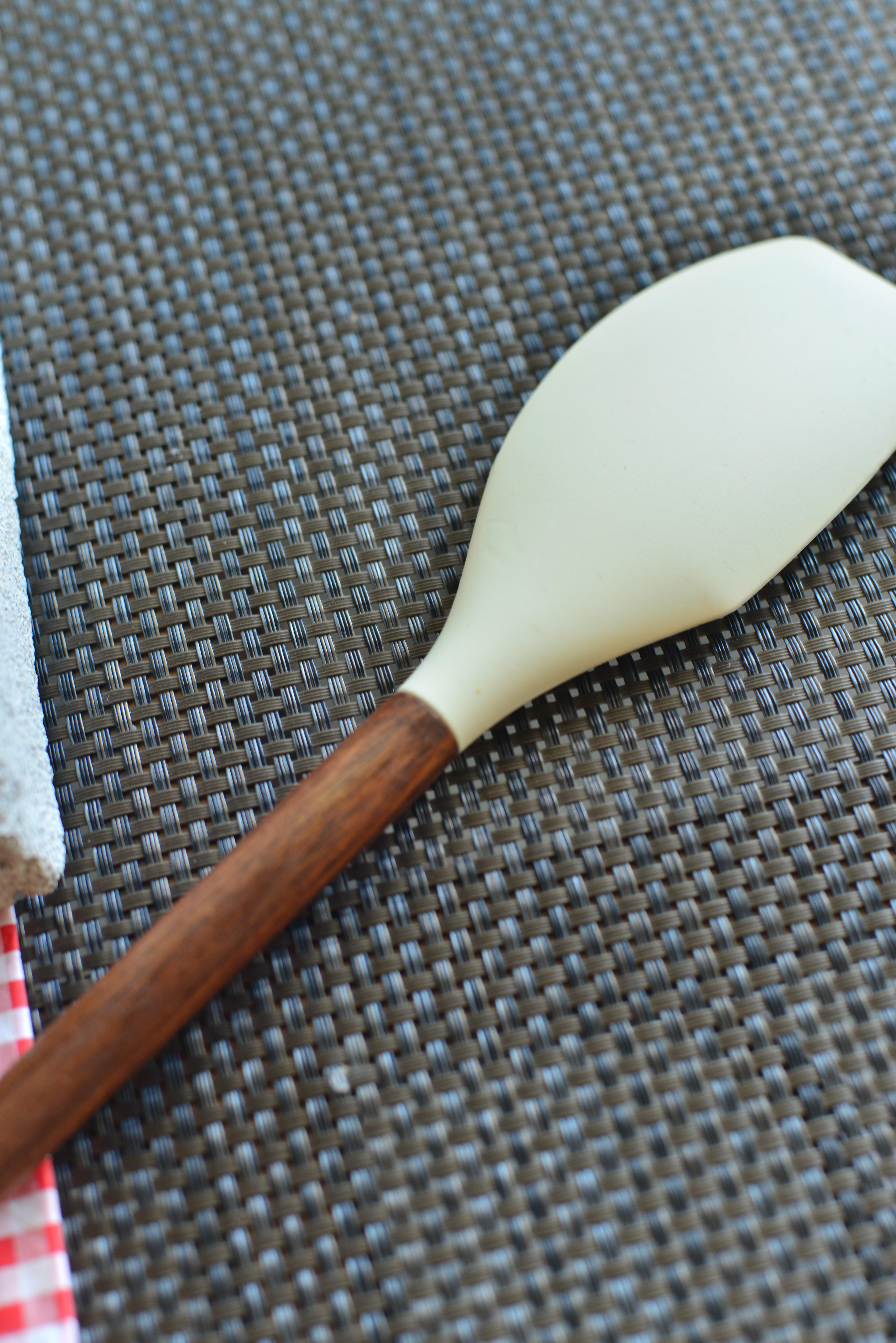 Akasya Saplı Silikon Spatula / Krem