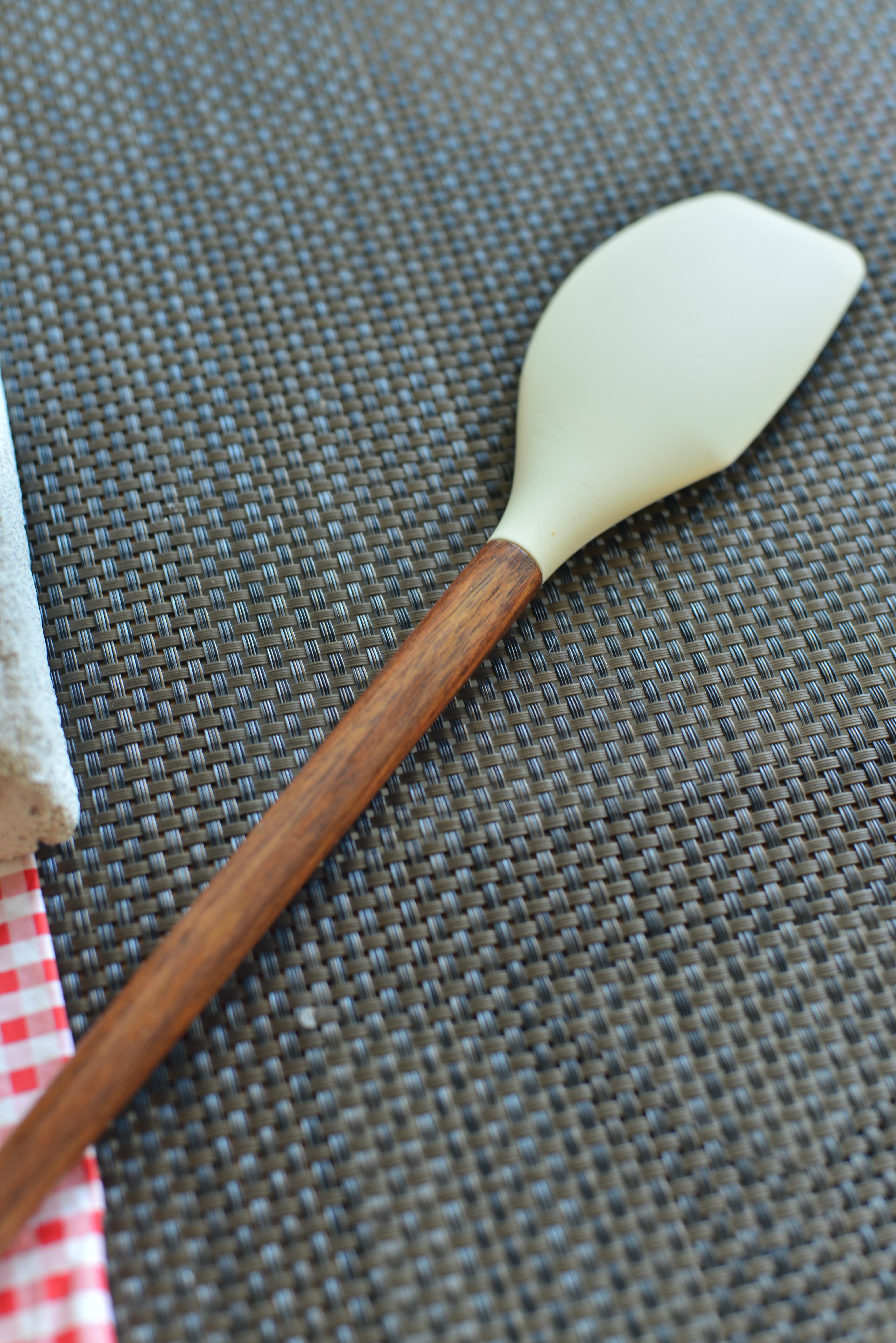 Akasya Saplı Silikon Spatula / Krem