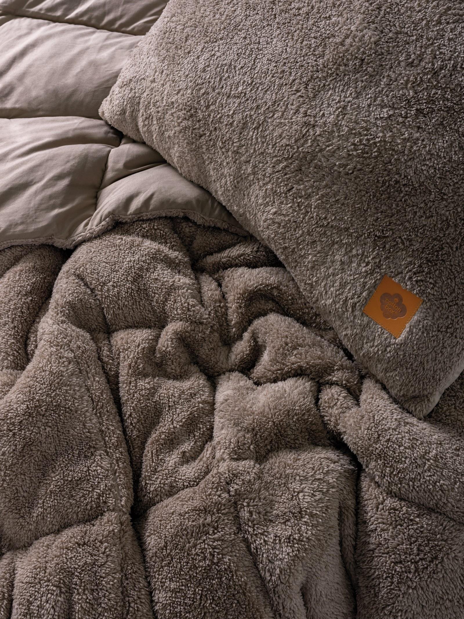 Çift Kişilik Peluş Yorgan Seti Bej