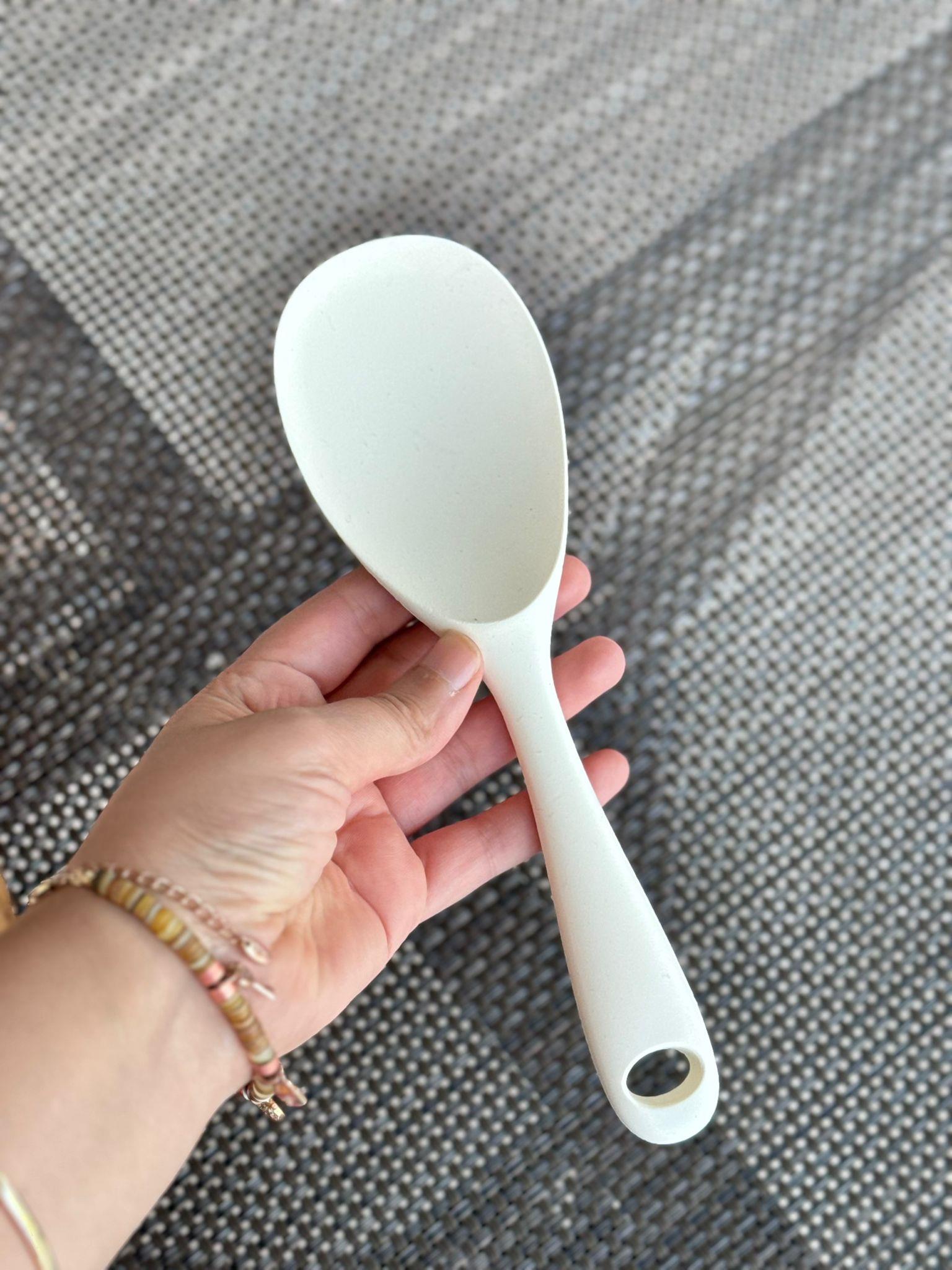 Sert Uçlu Silikon Pilav Kaşığı Yüksek Isıya Dayanıklı Yanmaz Yapışmaz Silikon Kaşık 22 cm - Krem